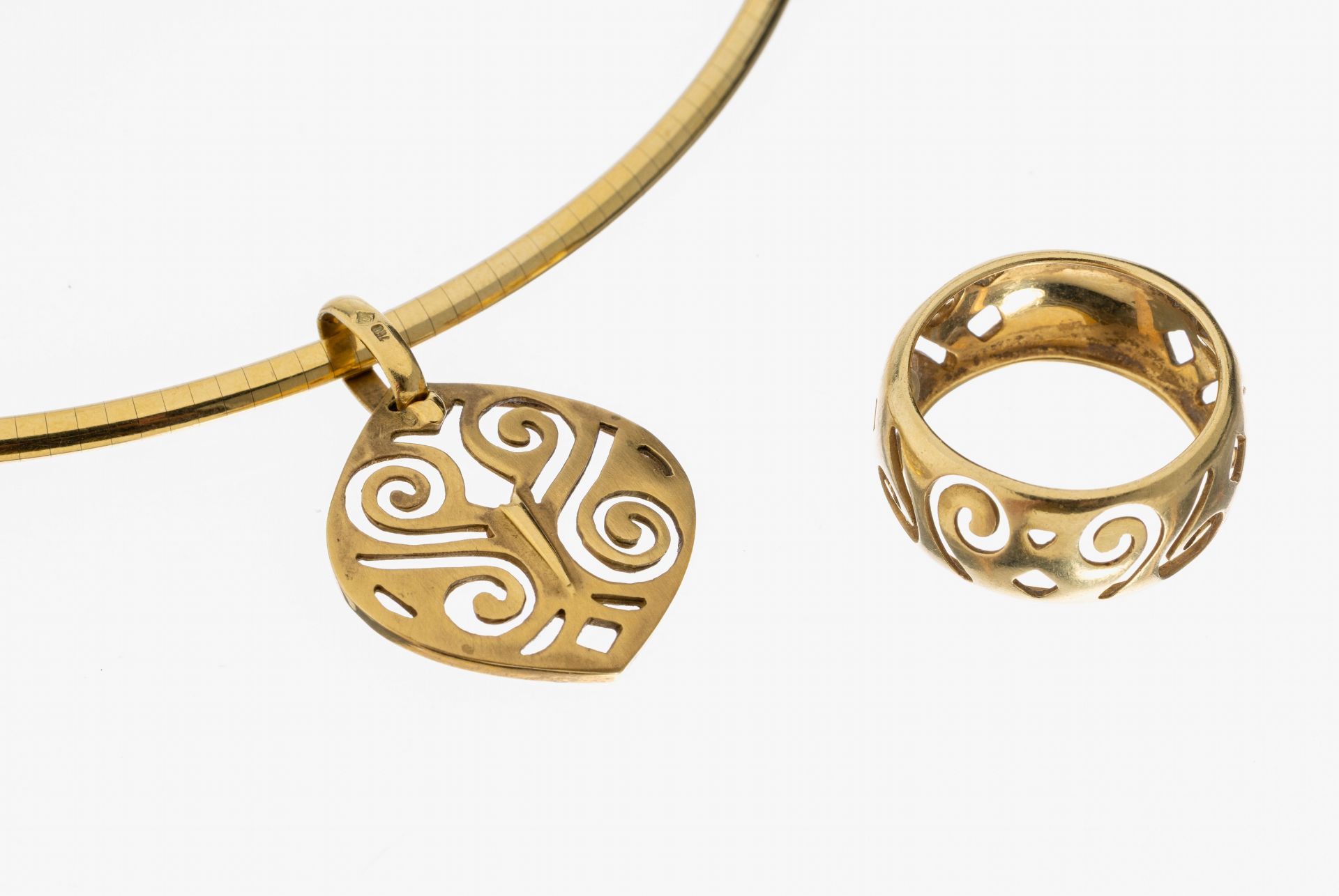 18 kt Gold Schmuckset, GG 750/000, best. aus: 1 Ring, RW