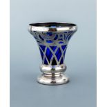 Glasvase mit Silbermontur, Silber gepr., konischer blauer