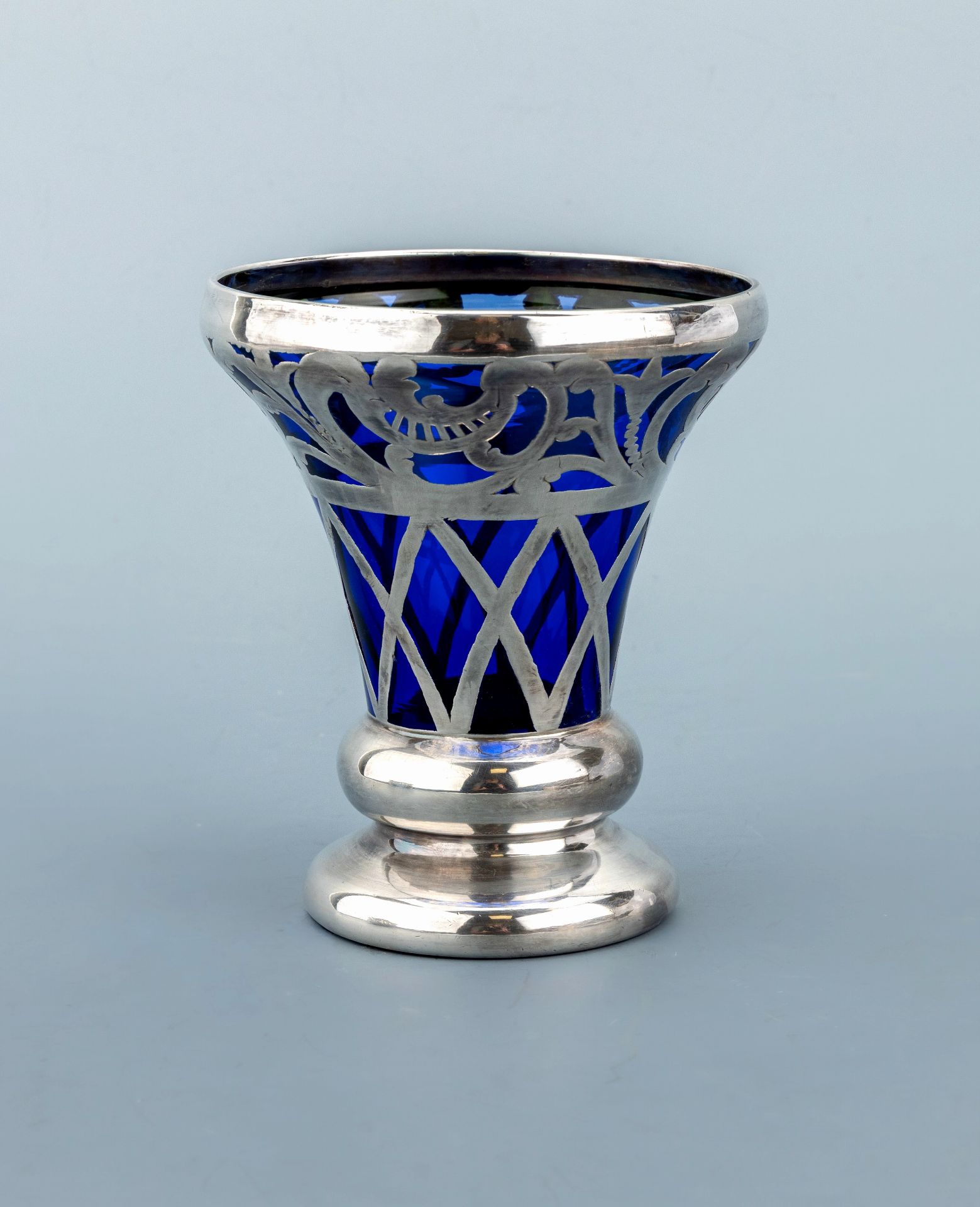 Glasvase mit Silbermontur, Silber gepr., konischer blauer