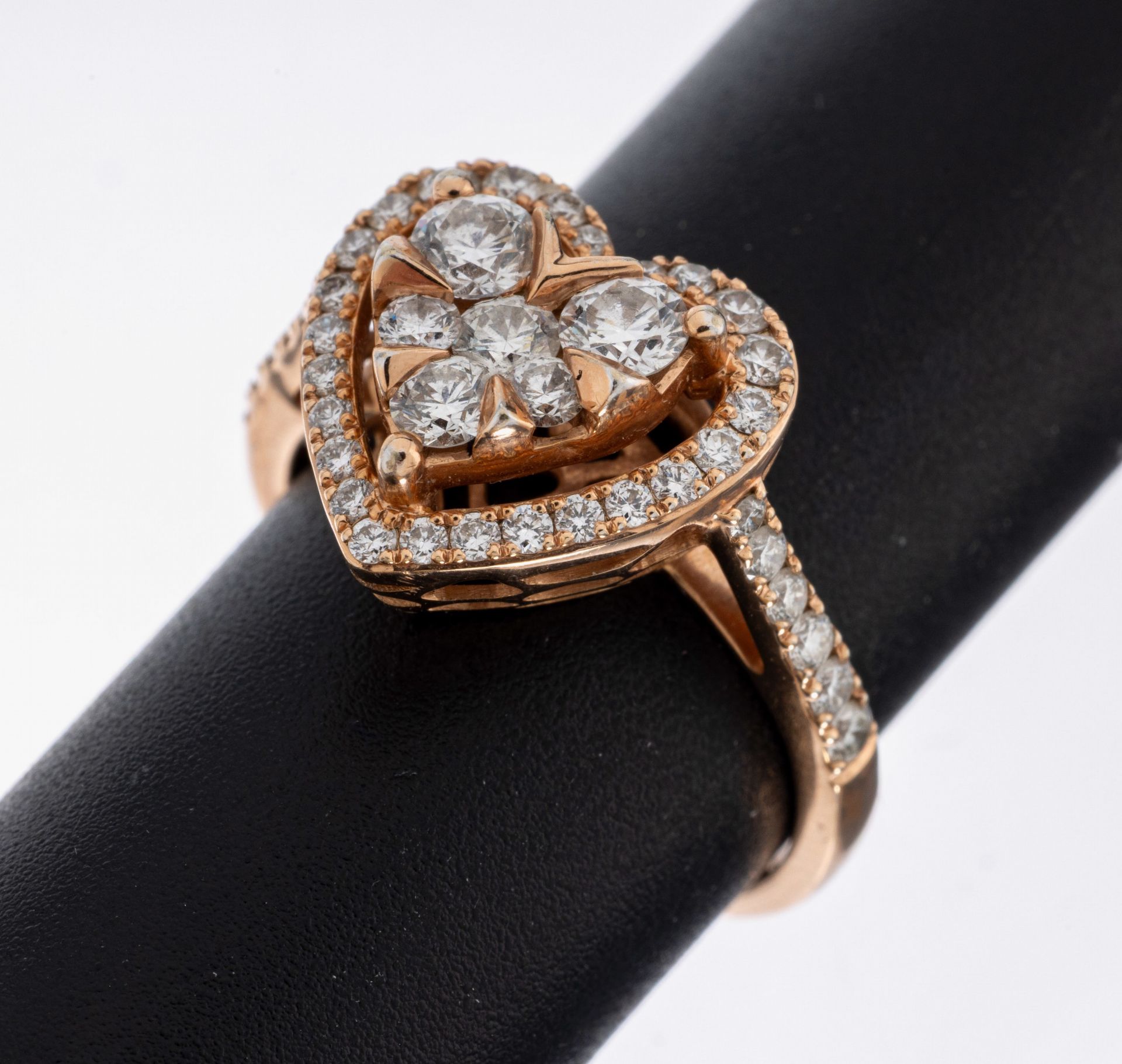 18 kt Gold Brillant-Ring, RG 750/000, herzf. Ringkopf, 44