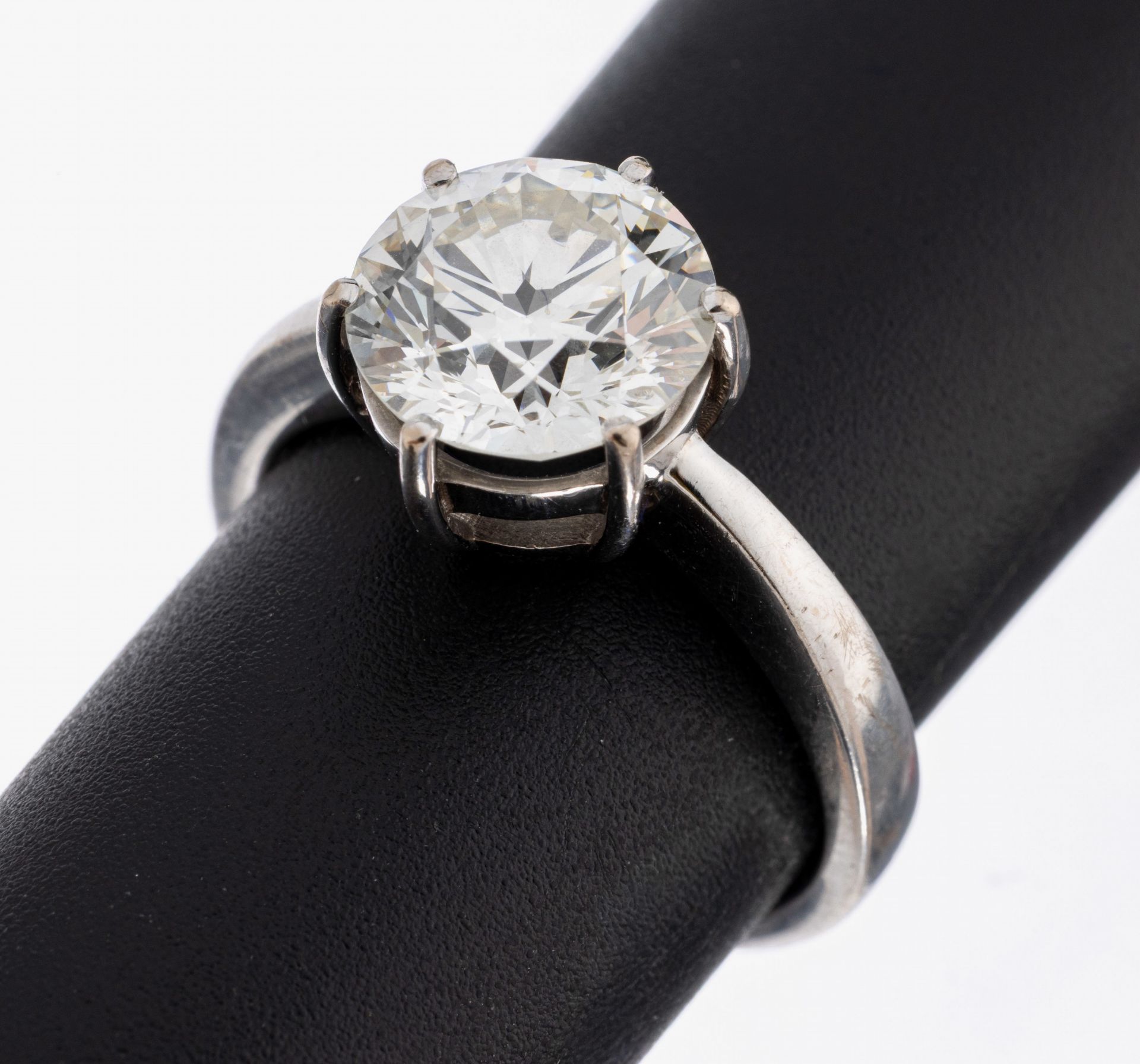 18 kt Gold Brillant-Ring, WG 750/000, Brillant ca. 3.0 ct