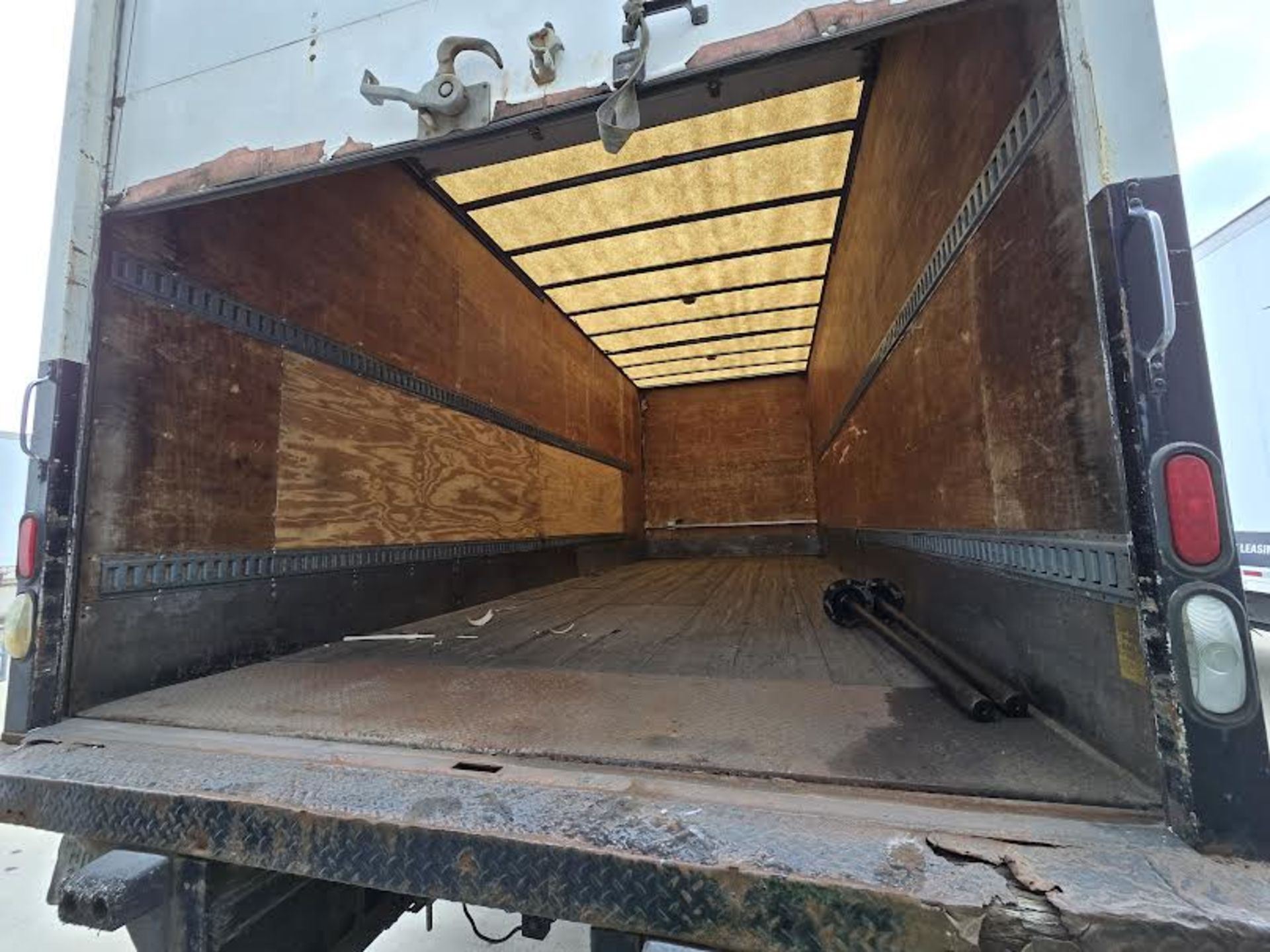 Freightliner Box Truck - Image 17 of 21