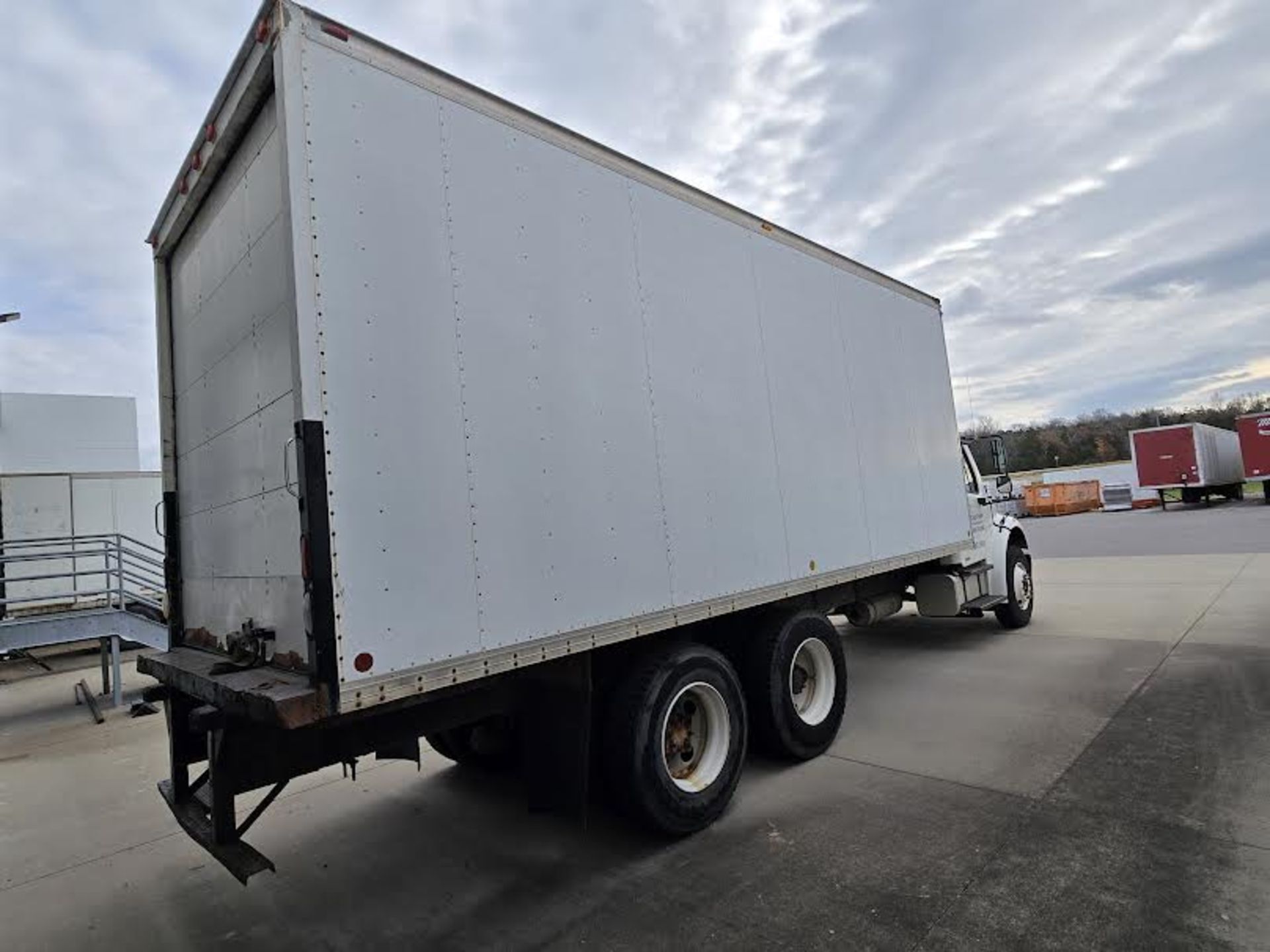 Freightliner Box Truck - Image 5 of 21