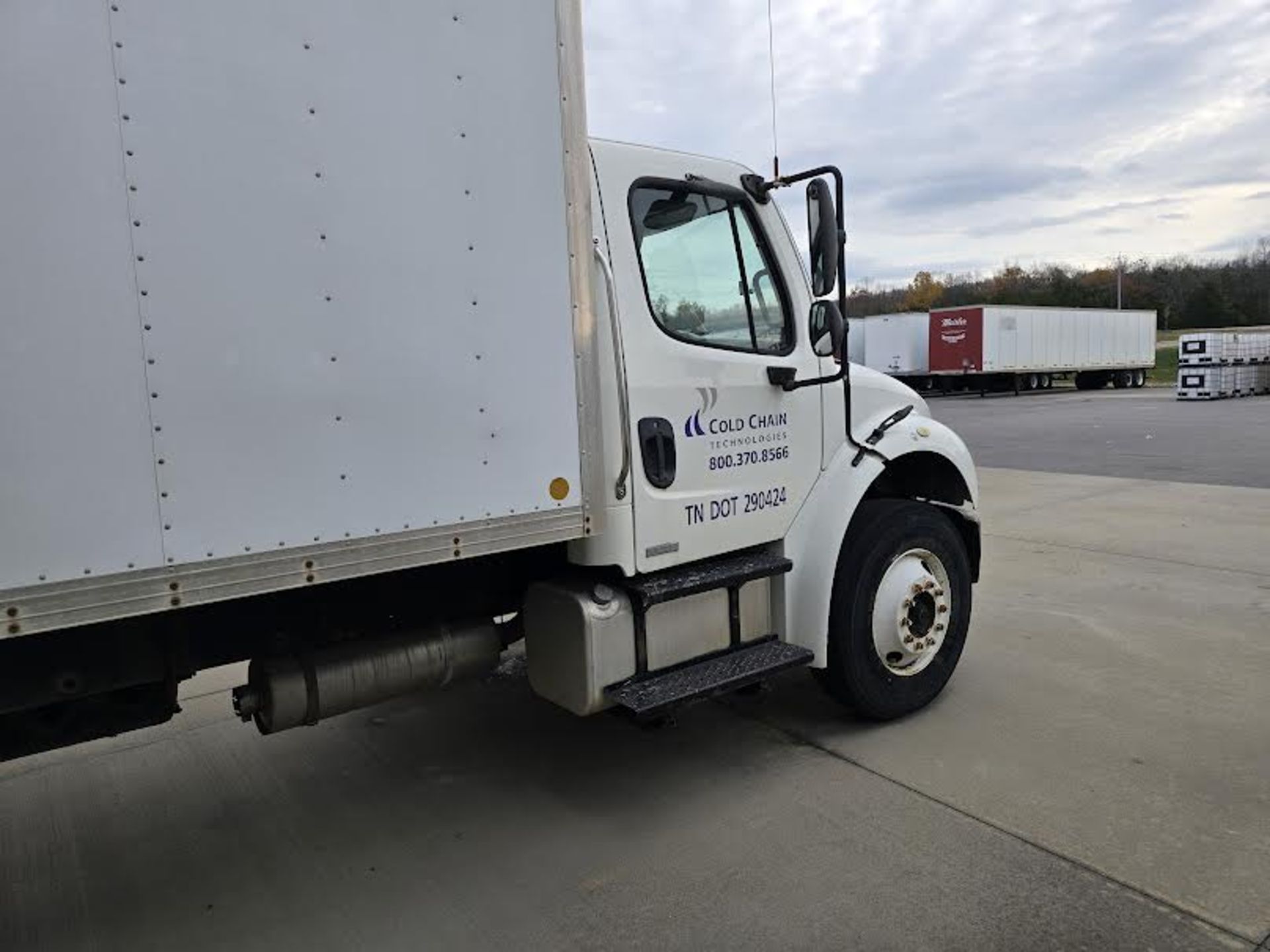 Freightliner Box Truck - Image 4 of 21