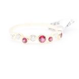Natural Diamond and Ruby Ring F Colour VS2 Clarity Round Brilliant Cut - 18kt Yellow Gold