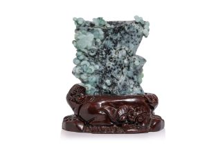 A CARVED GREEN JADE SCULPTURE
