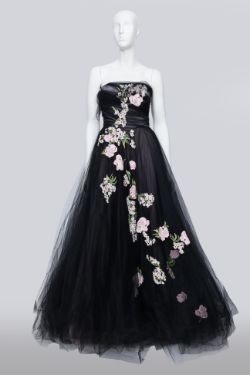 OSCAR DE LA RENTA - A BLACK TULLE GOWN WITH FLORAL APPLIQUÉ