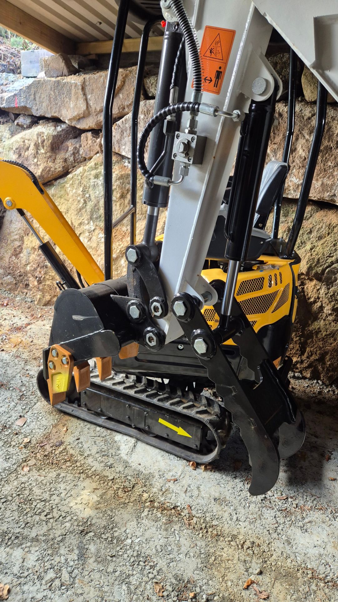 BOBDOG BD10 DIESEL MINI DIGGER FITTED WITH BUCKET & THUMB YEAR 2025 ...