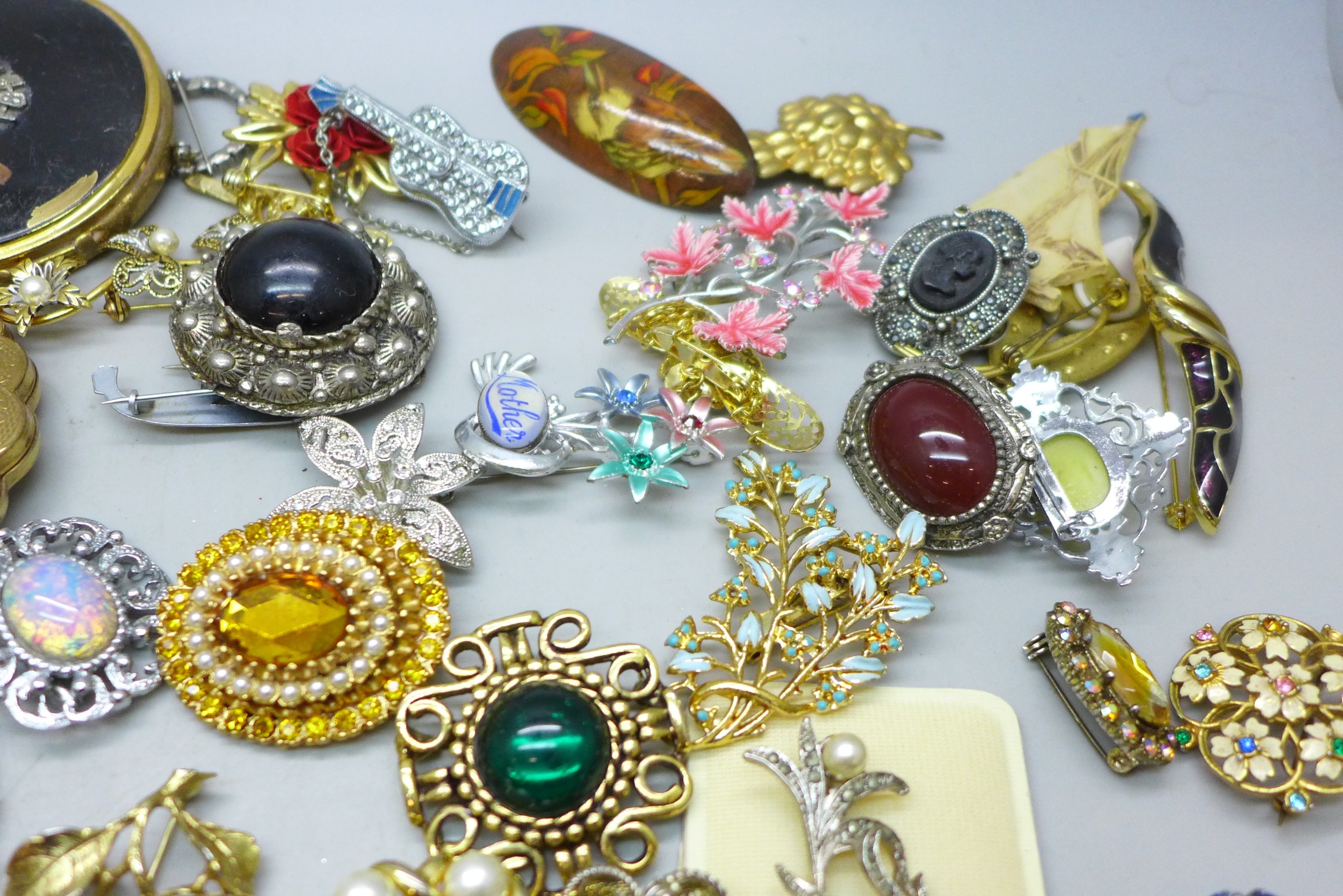 Fifty brooches and a collection of compacts
