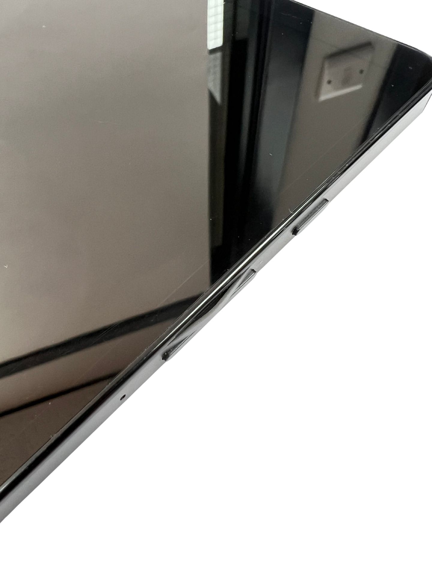 Assorted pre-owned tablets sold for parts only (All items Google/Apple account locked). - Image 4 of 10