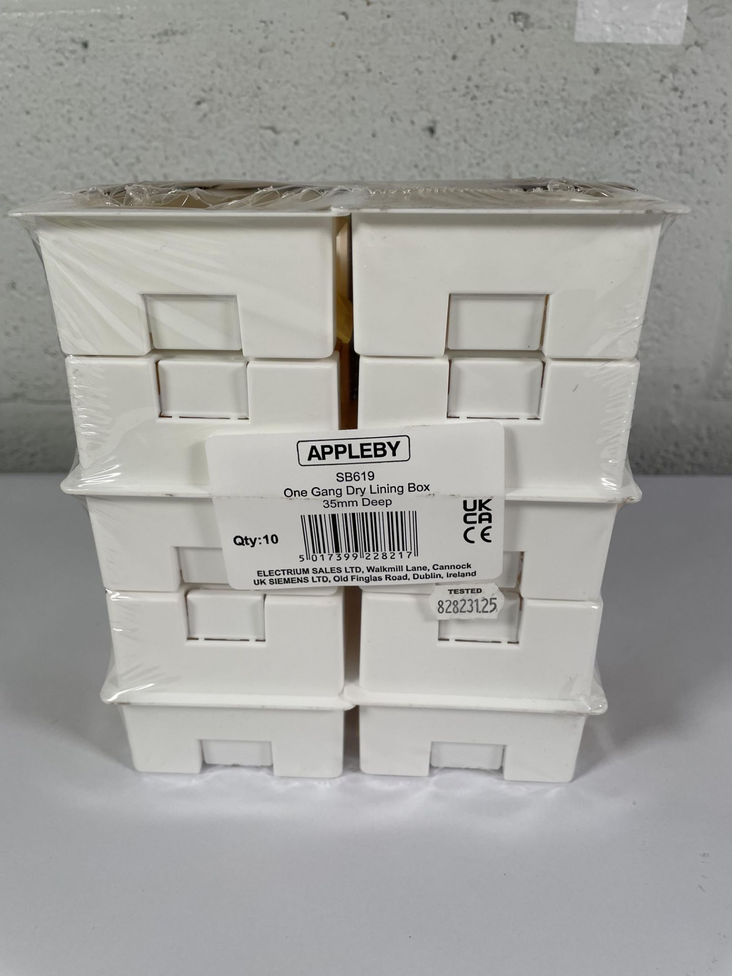 Twenty two packs of ten Appleby dry lining installation boxes with adjustable lugs, 1 Gang, 35mm.