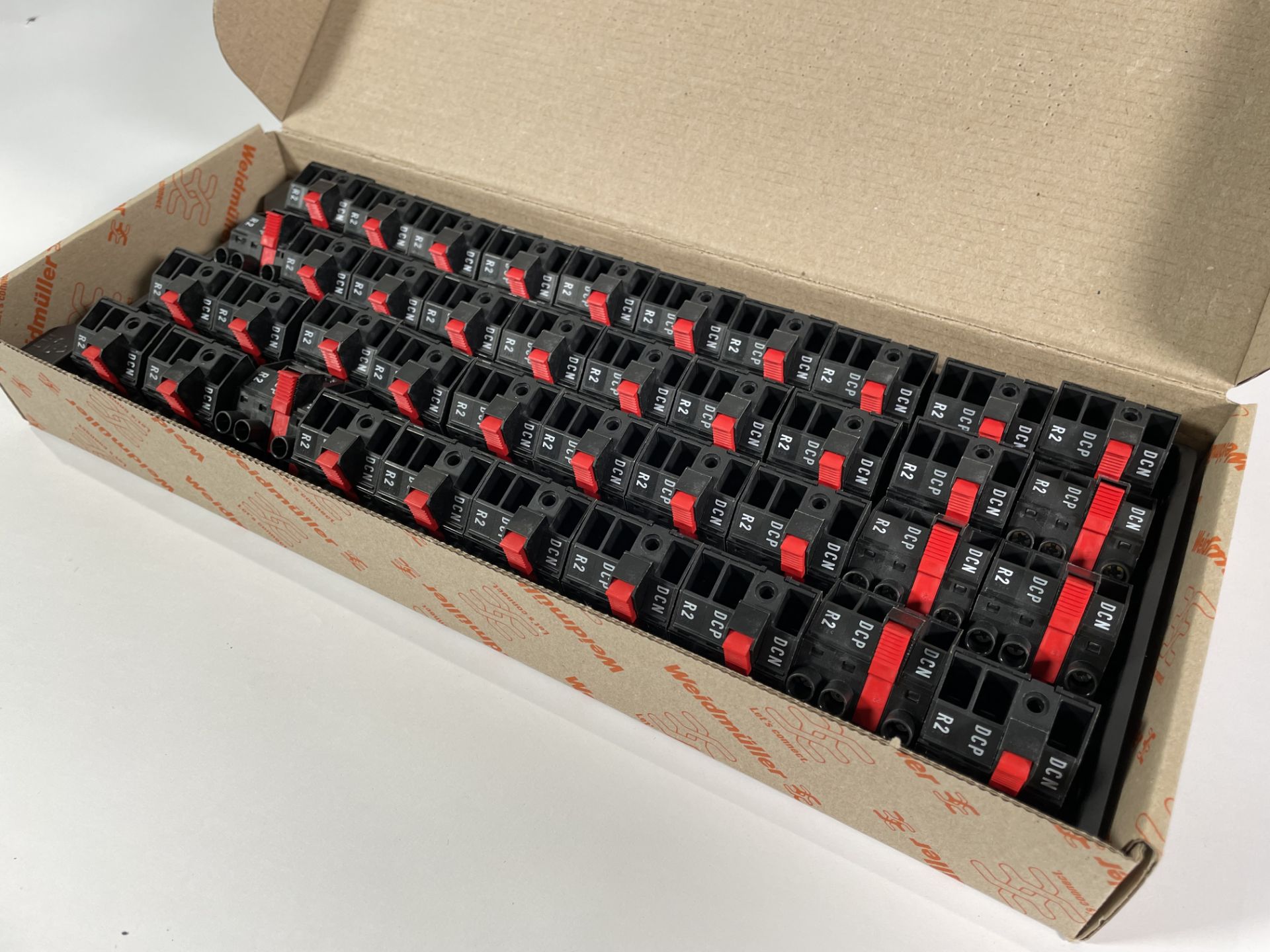 Twenty two boxes of 40 Weidmuller Terminal Block Plugs BVZ 7.62IT/03/180MF2 SN BK BX PRT SO (1082030