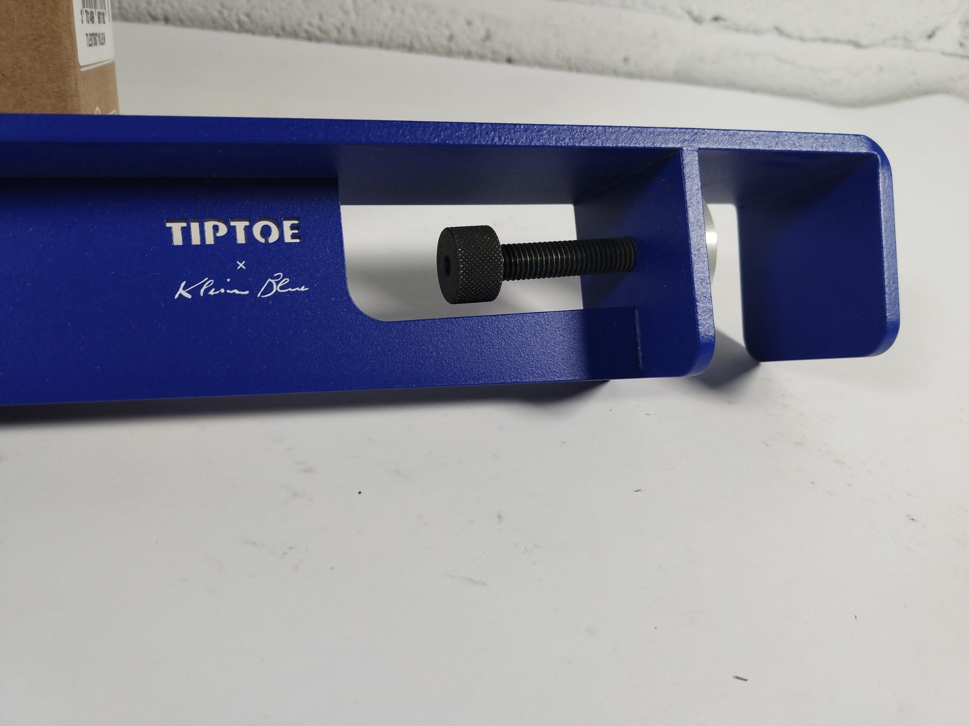 Four as new TipToe x Klein Blue 75cm table legs in ultramarine blue (Dimensions: 75 x 6 x 6cm, EAN: - Image 2 of 3