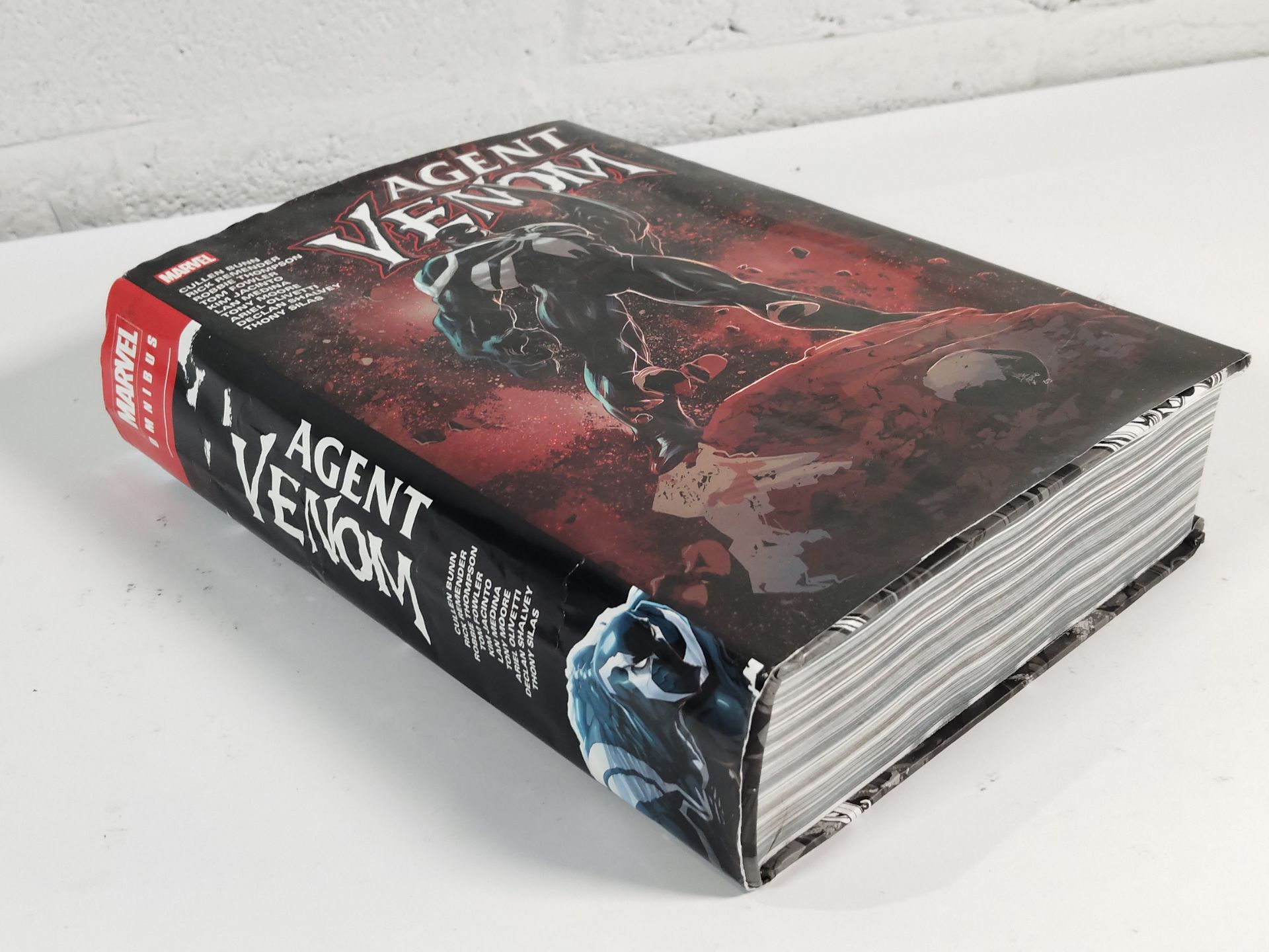 Marvel Omnibus - Agent Venom (hardcover). Good condition book with minor cosmetic damage to the hard - Image 4 of 4