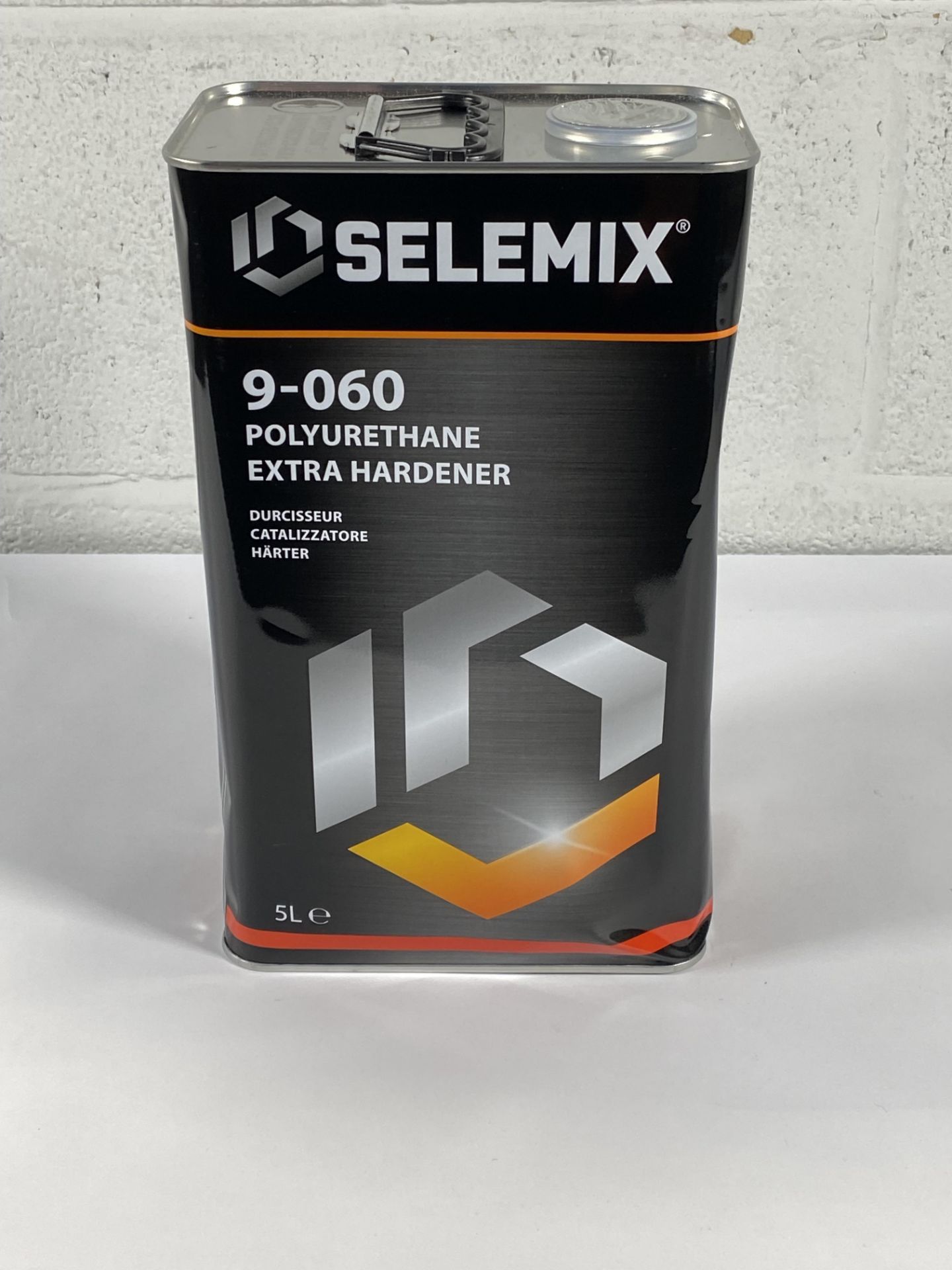 A tin of Selemix 9-060 polyurethane extra hardener (5L).