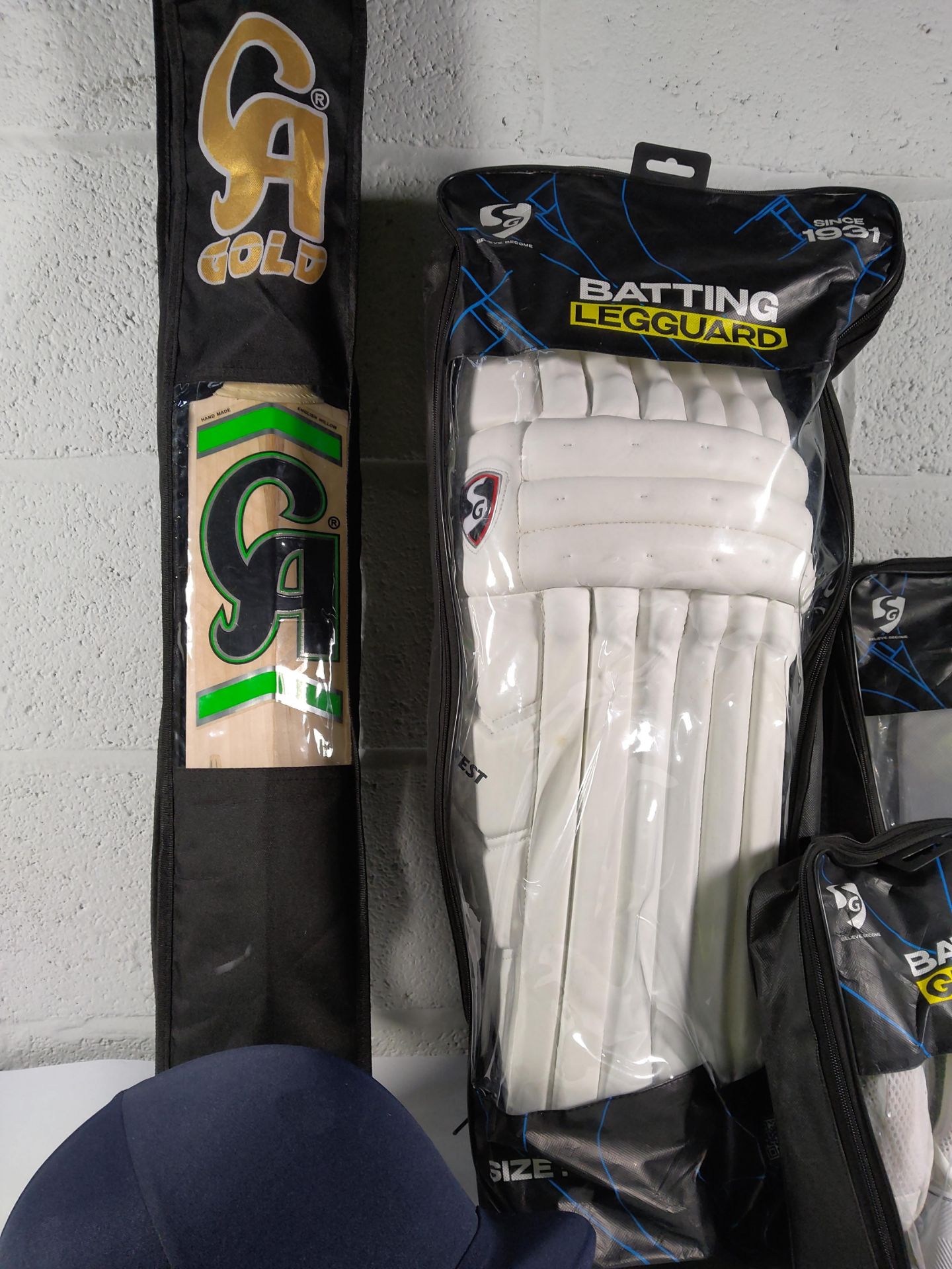A Cricket kit to include CA SM 18 English willow cricket bat, Aero guard helmet with face guard. - Image 4 of 4