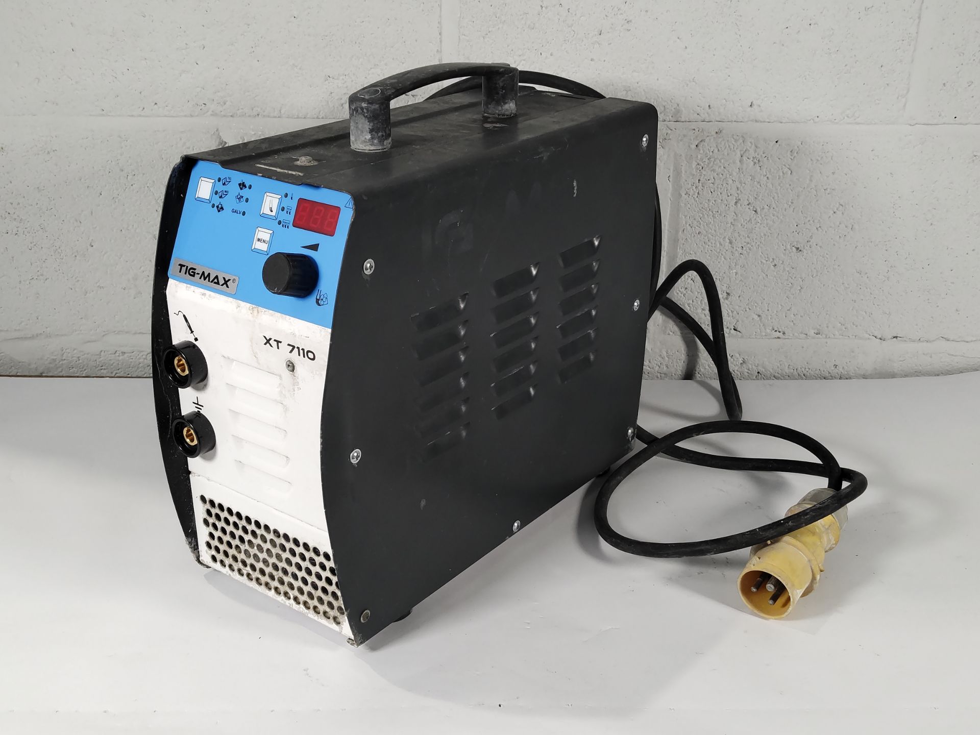 A pre-owned TIG- MAX XT 7110 Stainless Steel Cleaning Device with some accessories.