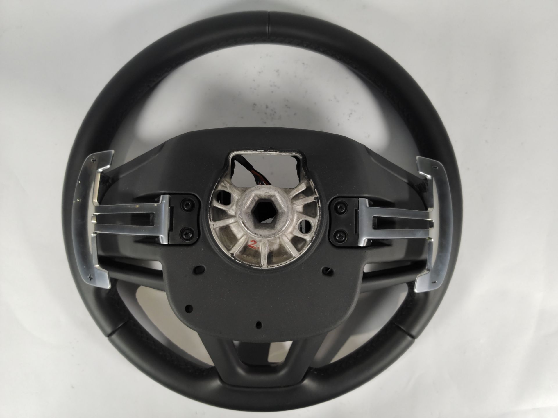 A pre-owned Land Rover/Jaguar branded steering wheel (PN R8A2-3F563-KB8PVJ). - Image 4 of 5