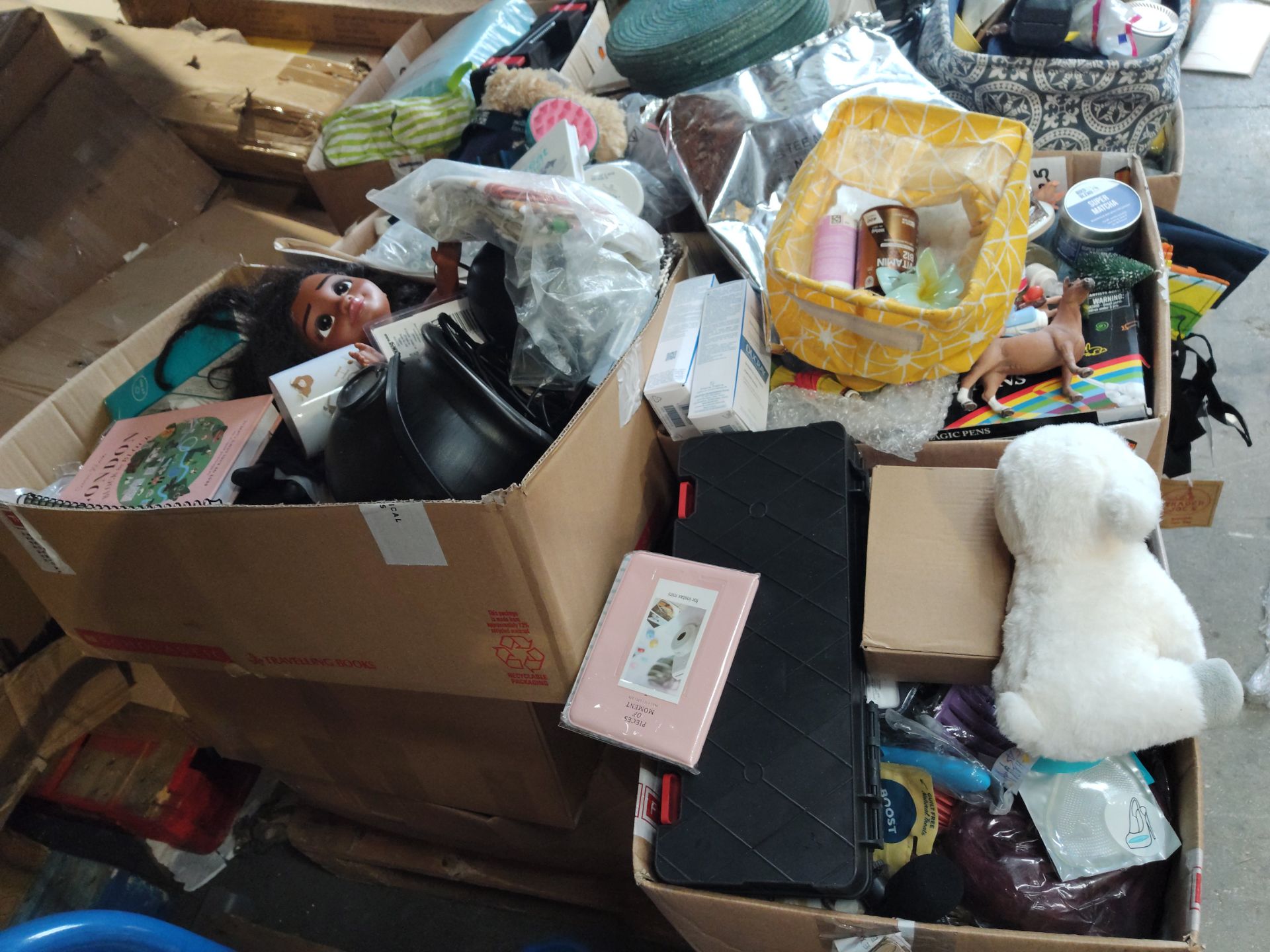 A pallet of assorted miscellaneous items to include toys, stationery, homewares and related. - Image 3 of 3