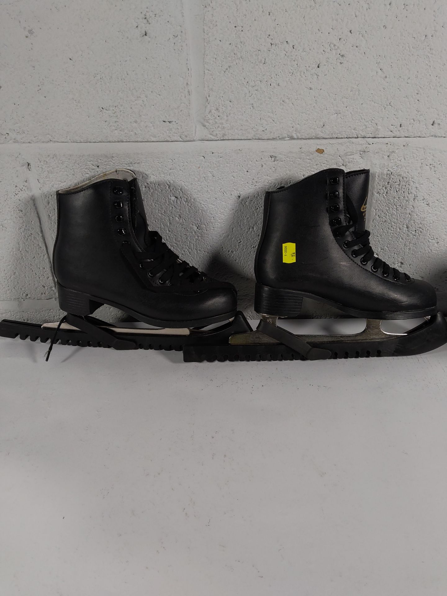 A pair of black pre-owned Jackson Glacier 252 ice skates size 4.