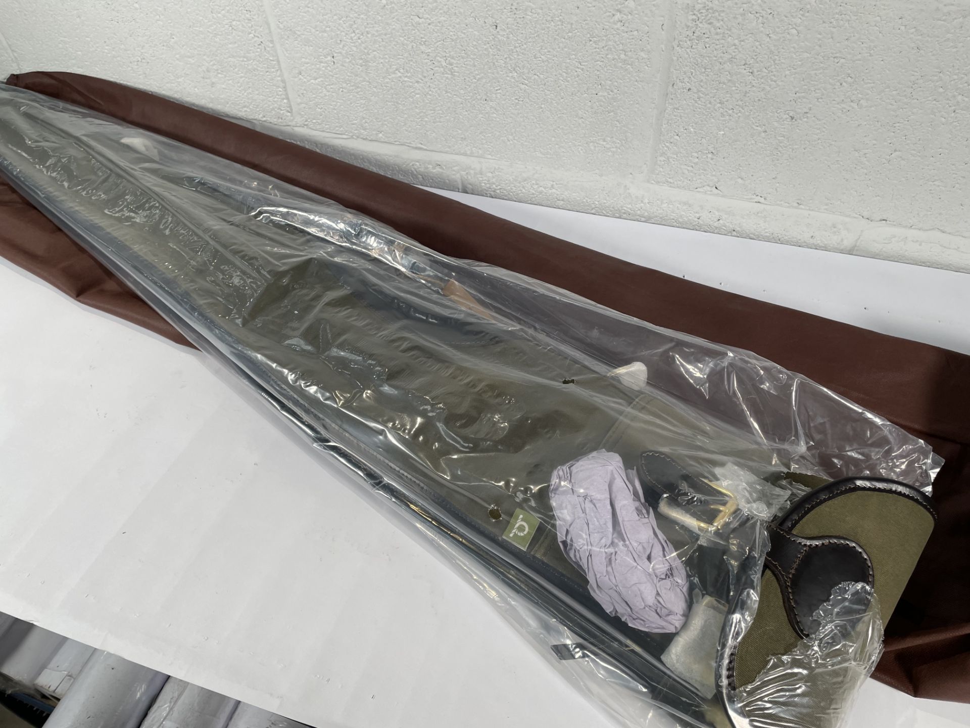 An as new Chatham CT912-32 Gun Slip, green/dark brown (32").