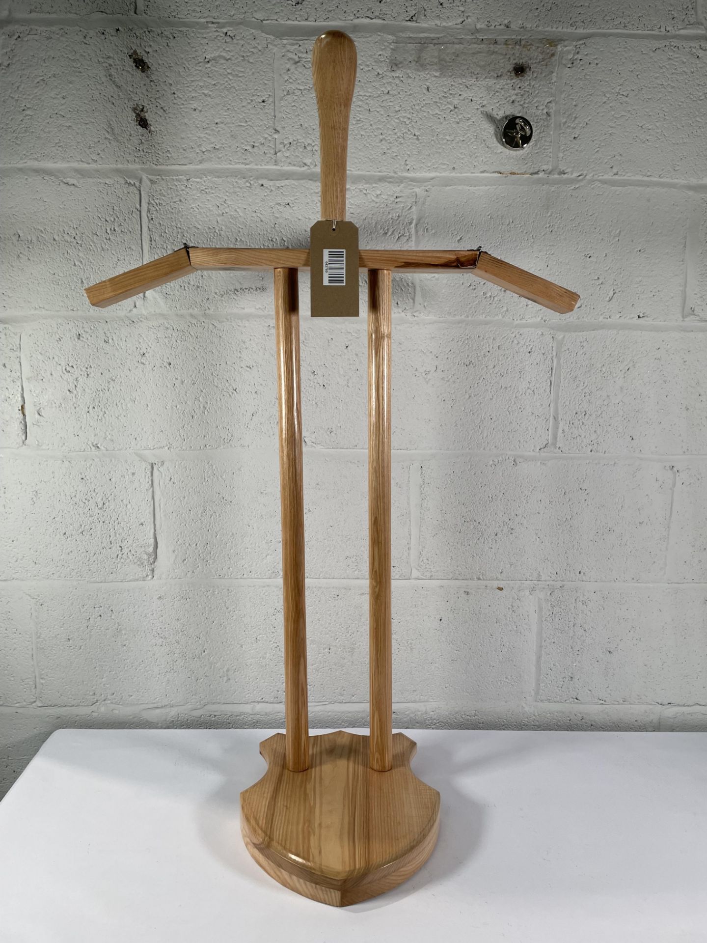 A Wooden Stand for Lorica Segmentata, Helmet, etc (via Battle Merchant).