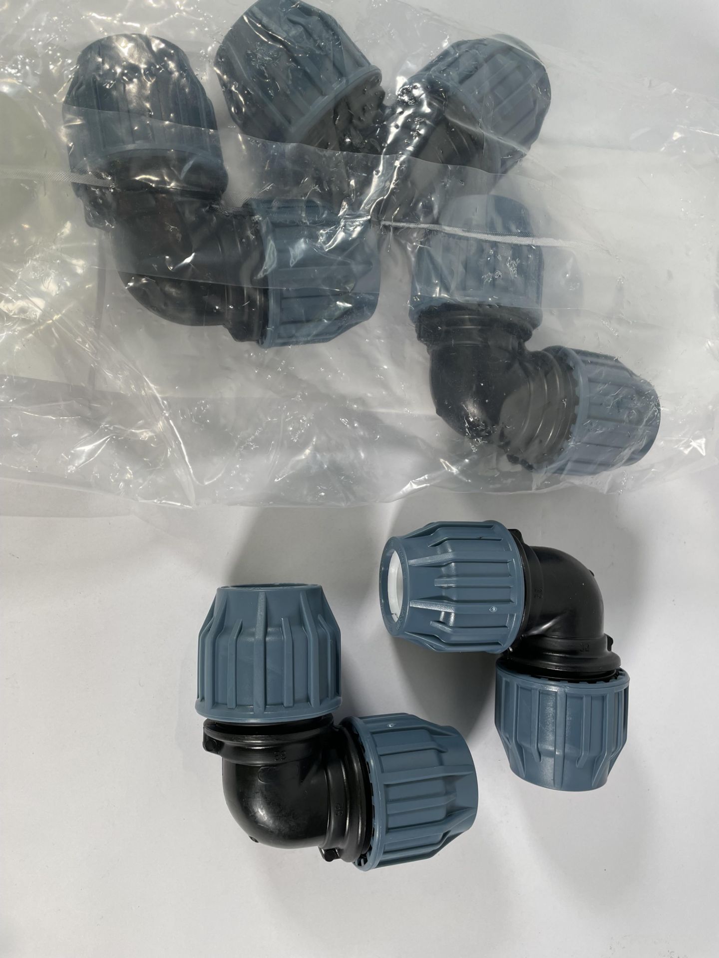 Twenty packs of five as new MDPE Granit Jason plastic elbows, 32 x 32mm.