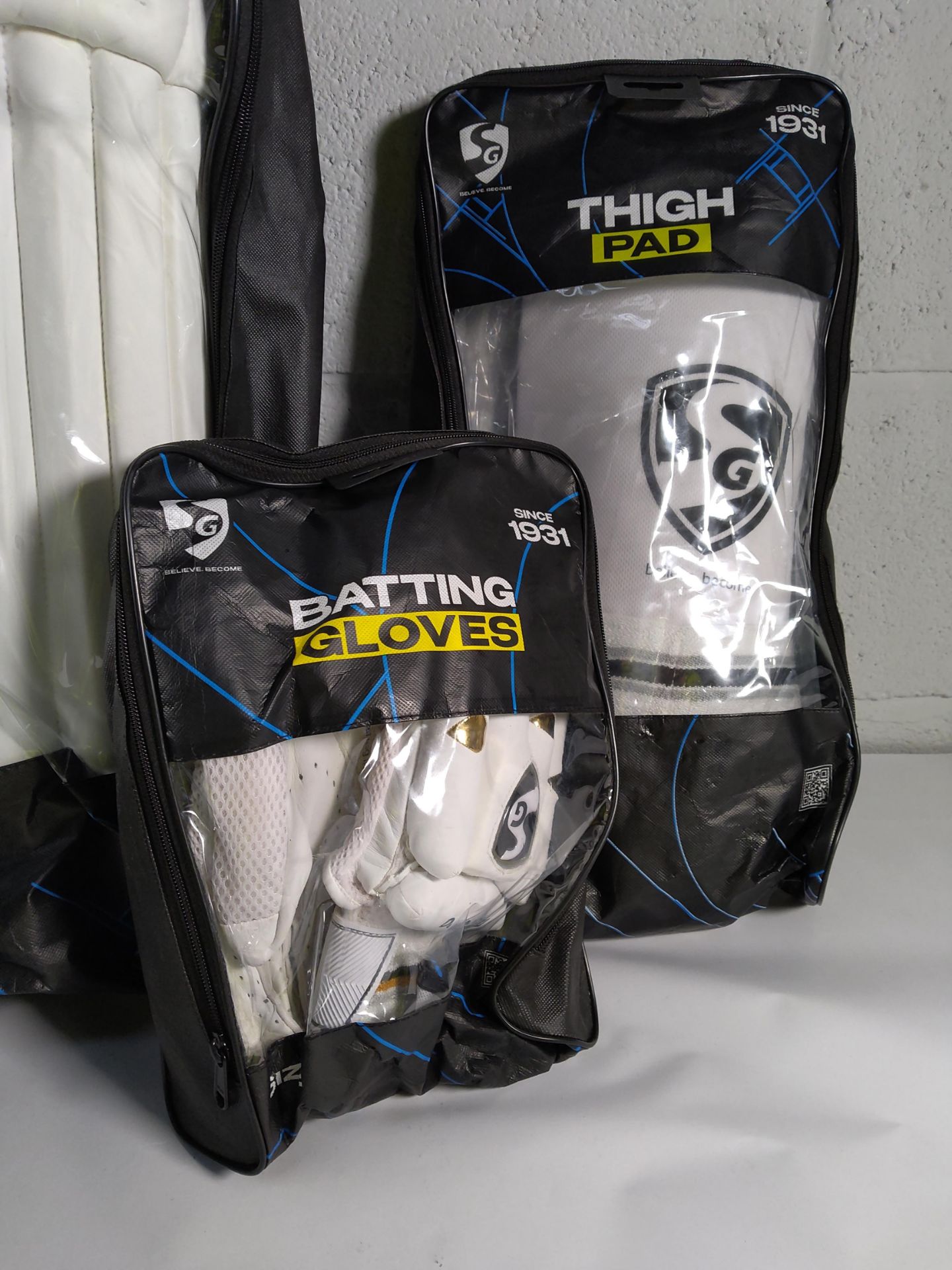 A Cricket kit to include CA SM 18 English willow cricket bat, Aero guard helmet with face guard. - Image 3 of 4