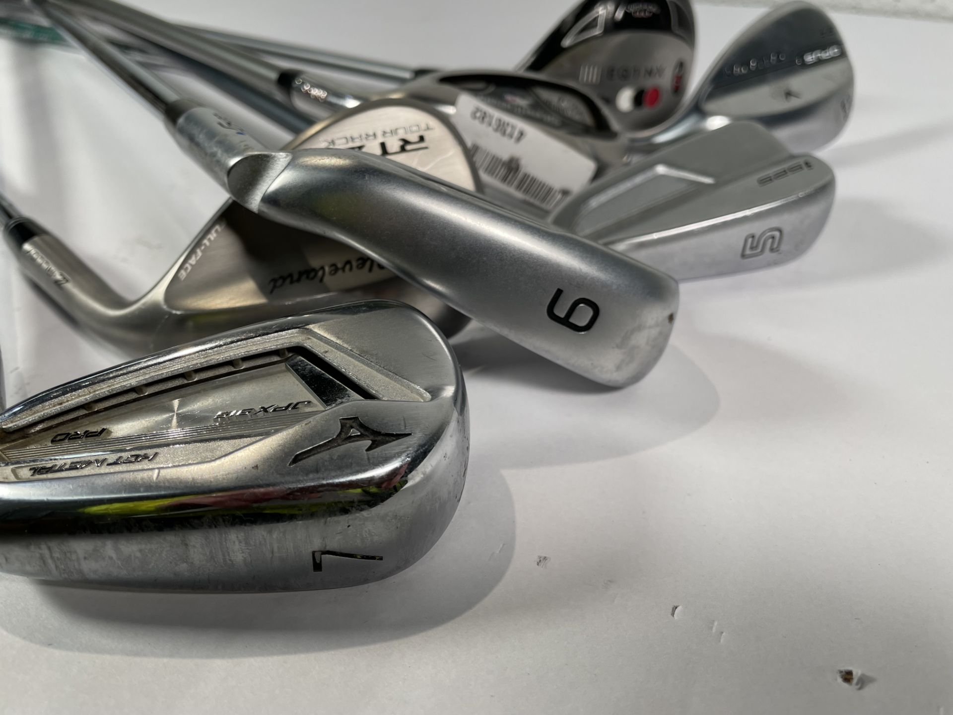 Seven assorted pre-owned golf clubs (all RH), to include Callaway Steelhead XR, Ping i525 and Clevel