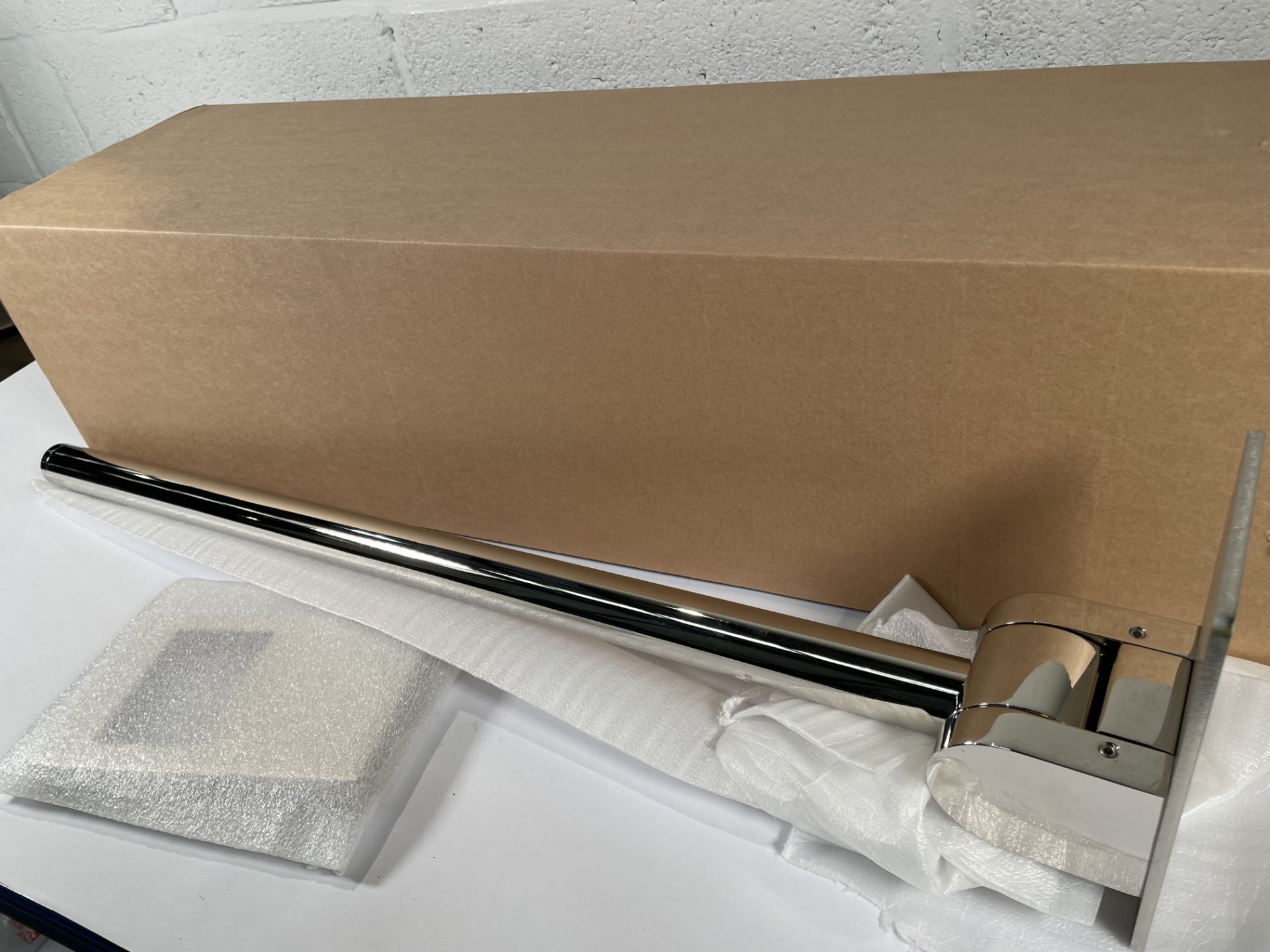 As new Fitzroy of London bathroom fixings: The Constable 800mm, stainless steel, concealed fixing, s - Image 2 of 4