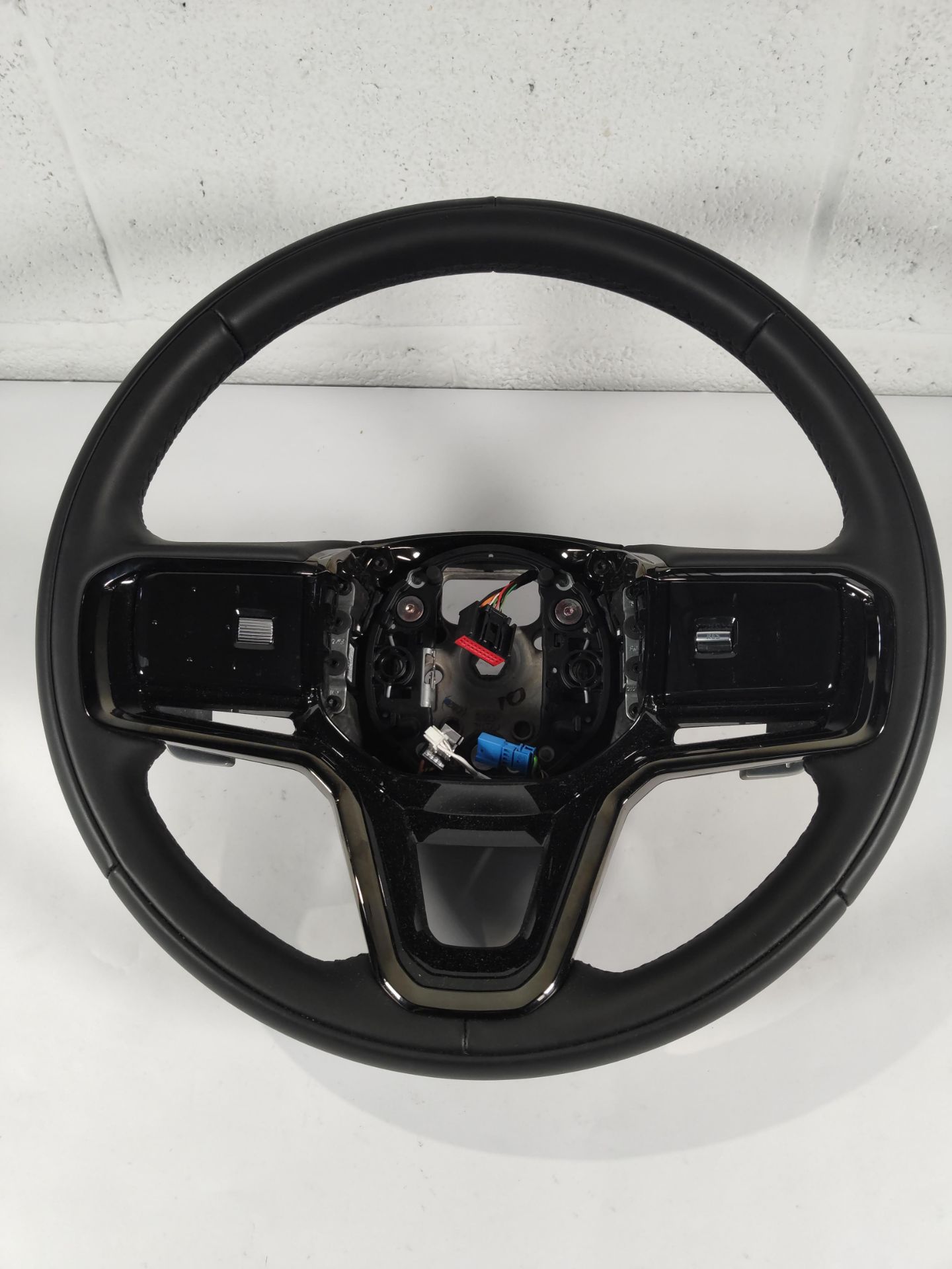 A pre-owned Land Rover/Jaguar branded steering wheel (PN R8A2-3F563-KB8PVJ).