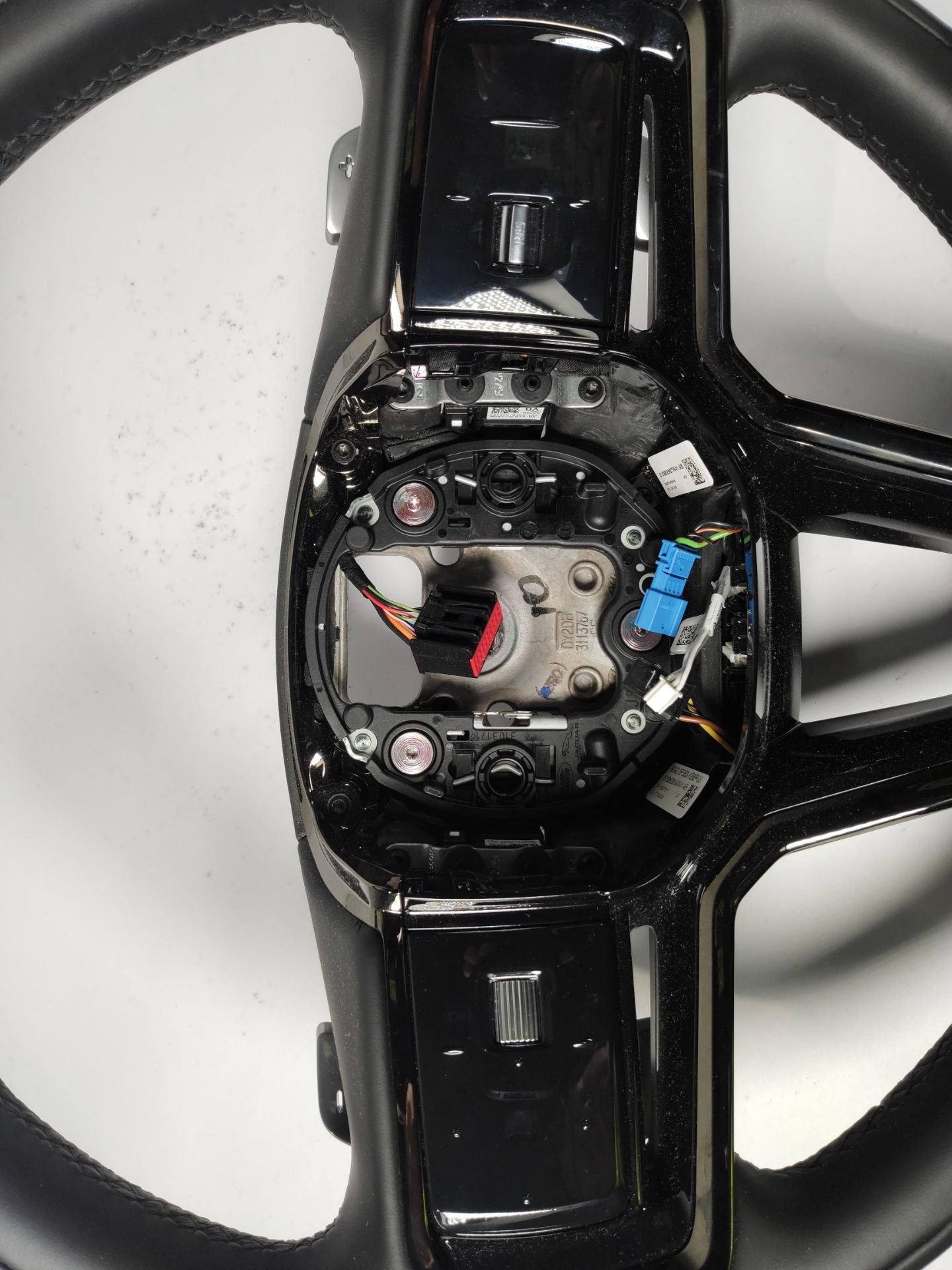 A pre-owned Land Rover/Jaguar branded steering wheel (PN R8A2-3F563-KB8PVJ). - Image 5 of 5