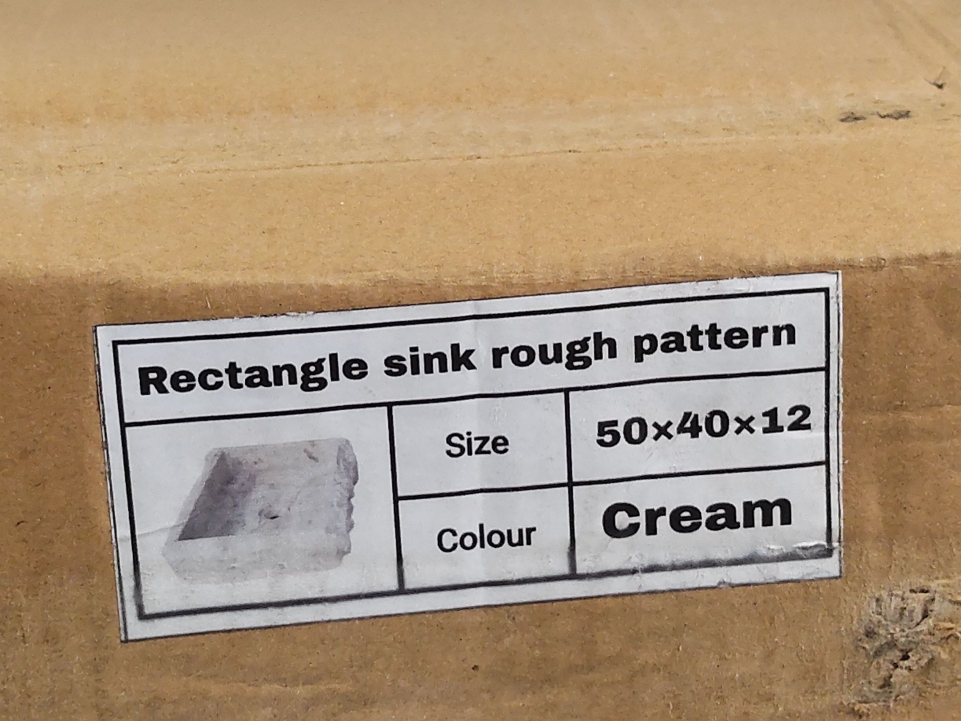 An as new rectangular stone sink with rough hewn exterior, colour: cream, Size 50 x 40 x 12 cm. - Image 3 of 3