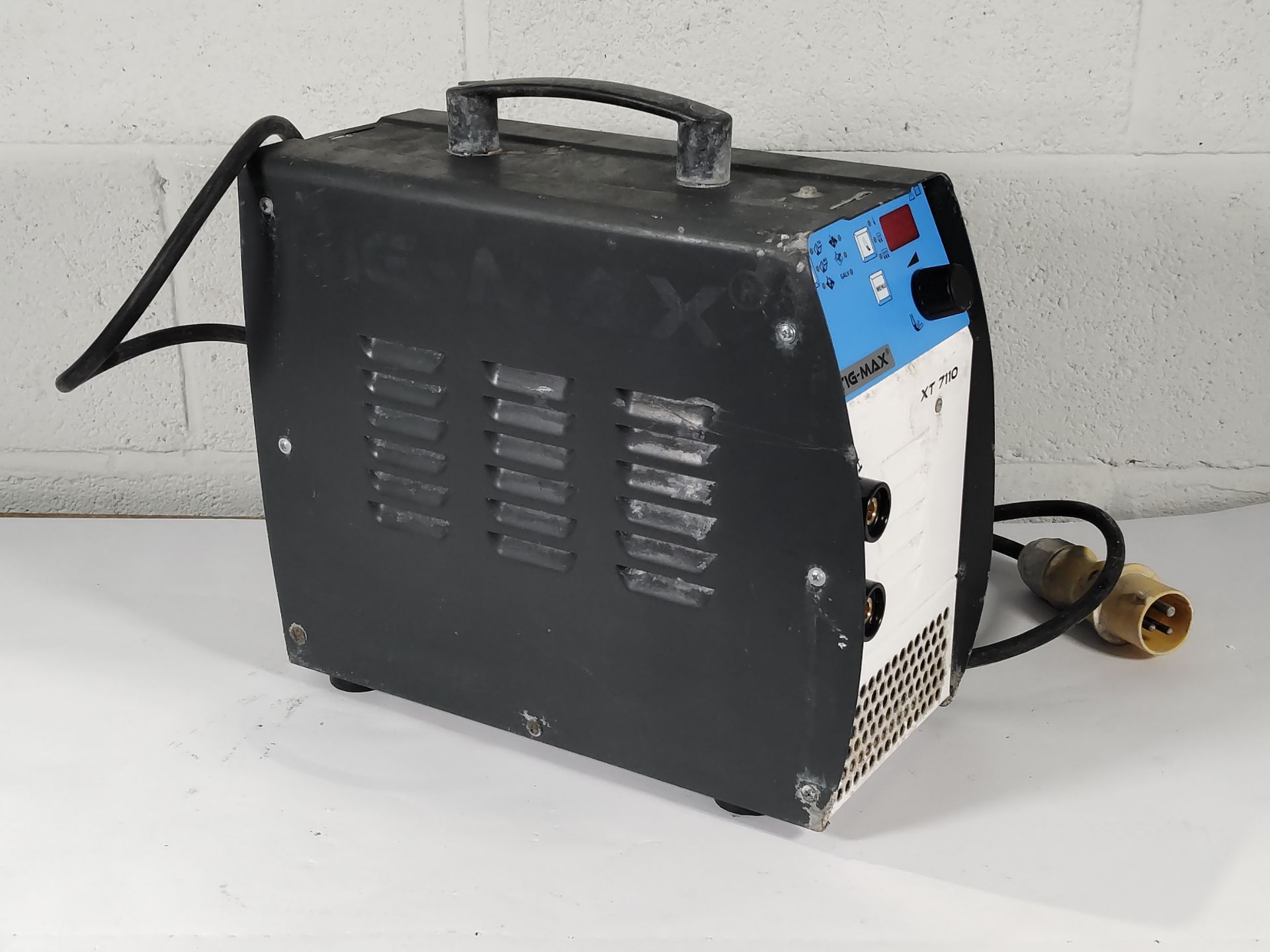 A pre-owned TIG- MAX XT 7110 Stainless Steel Cleaning Device with some accessories. - Image 2 of 3