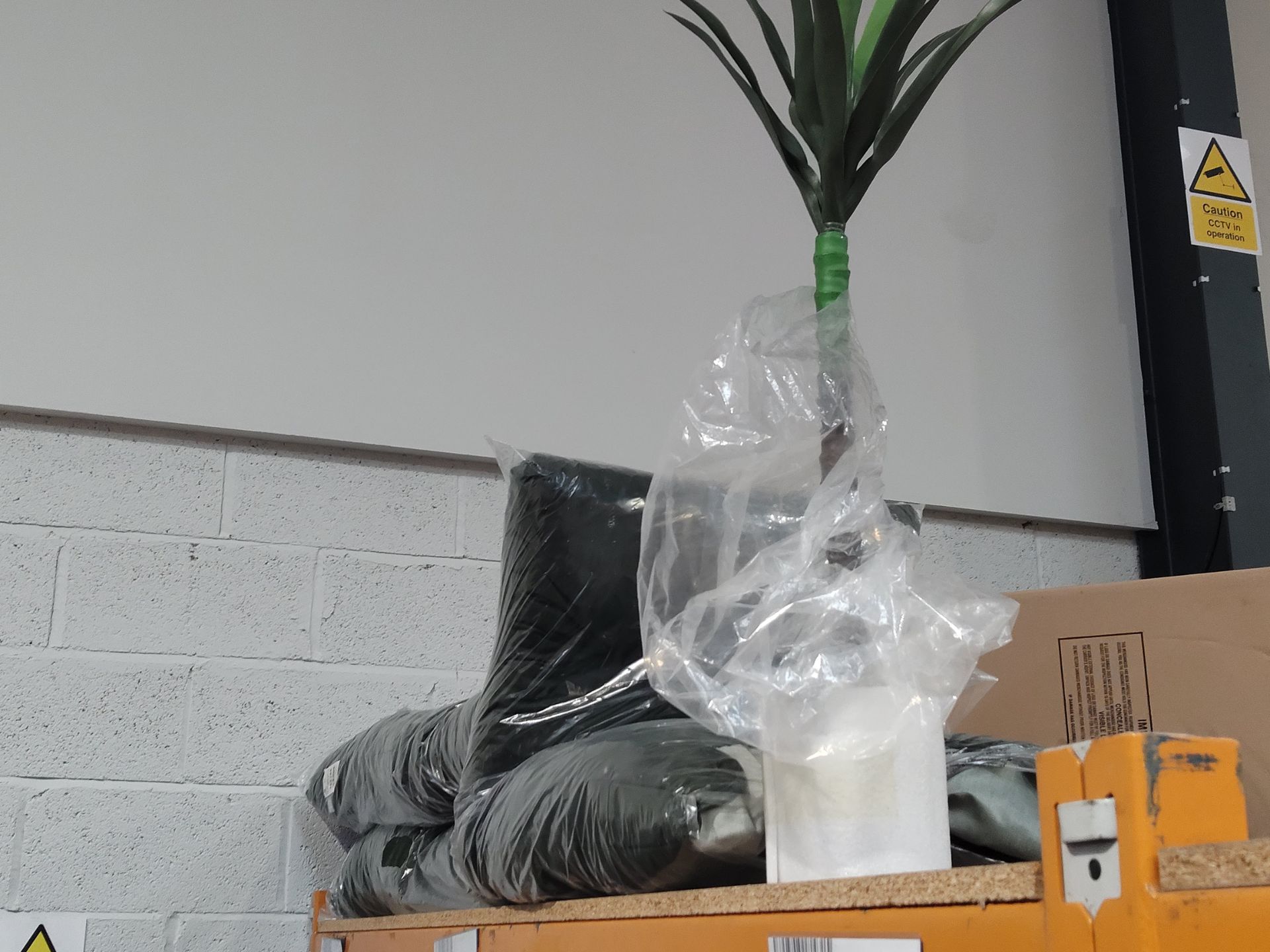 A large quantity of assorted homeware and related items on two shelves. - Image 3 of 3