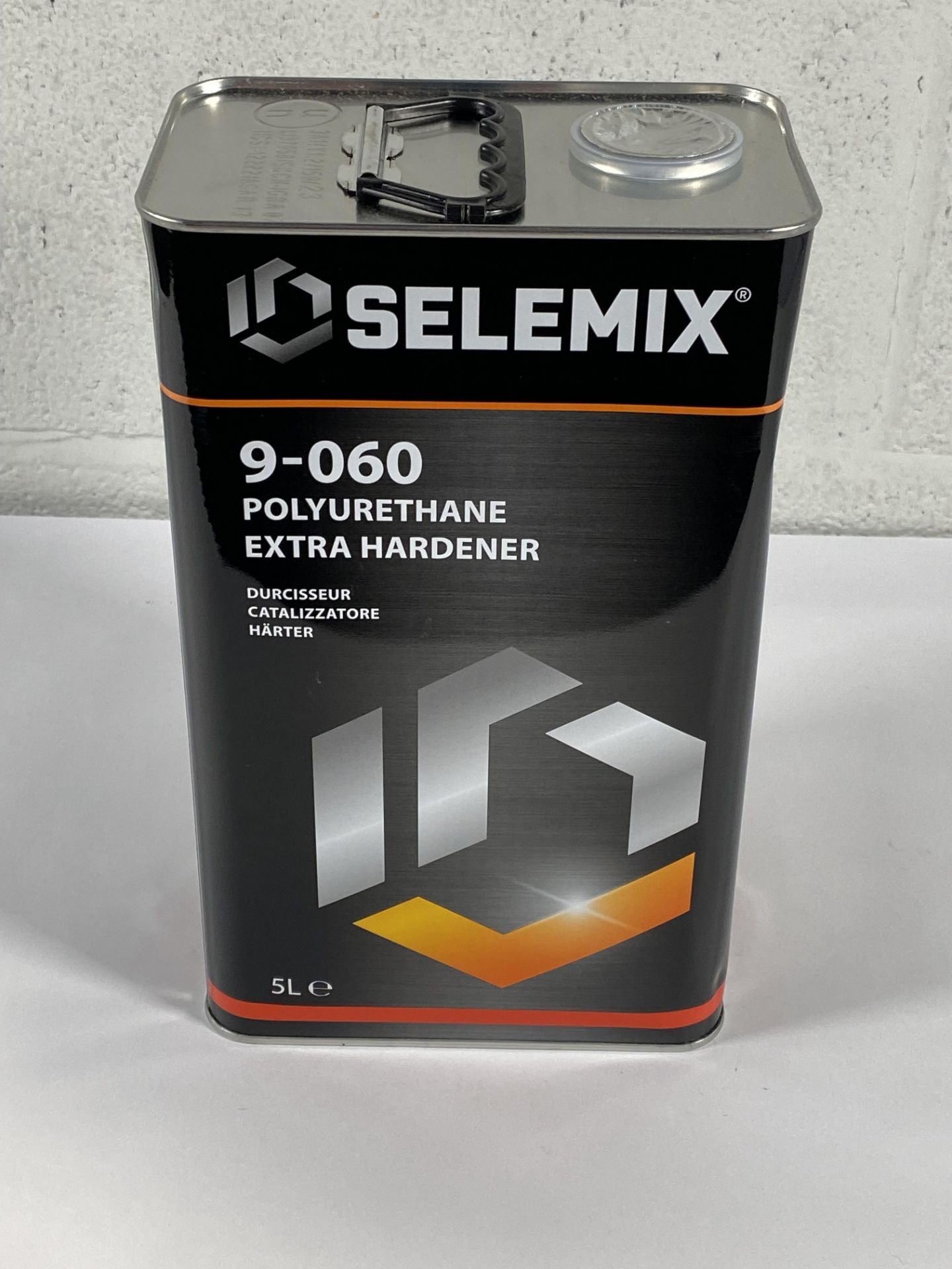 A tin of Selemix 9-060 polyurethane extra hardener (5L).