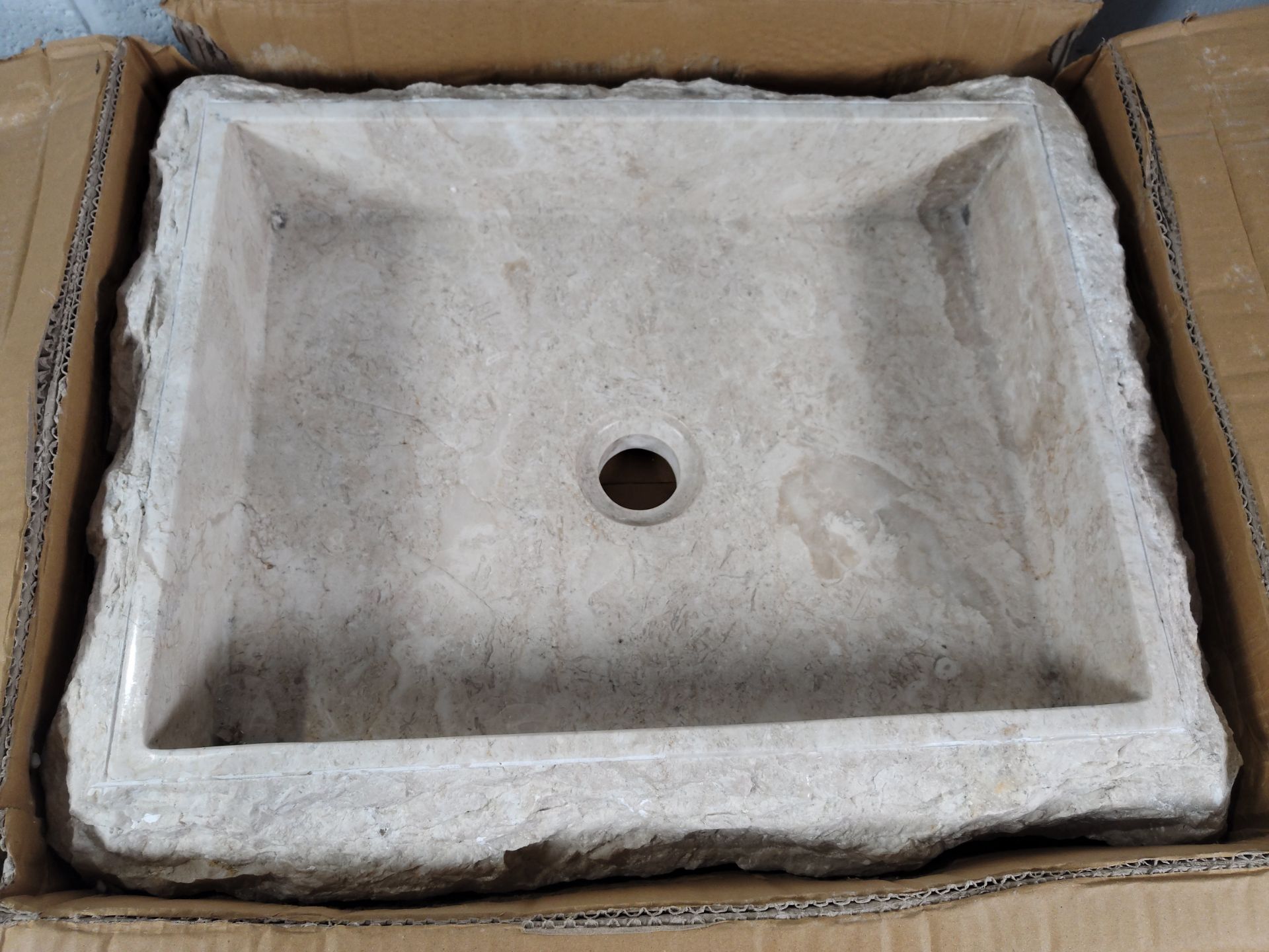 An as new rectangular stone sink with rough hewn exterior, colour: cream, Size 50 x 40 x 12 cm.