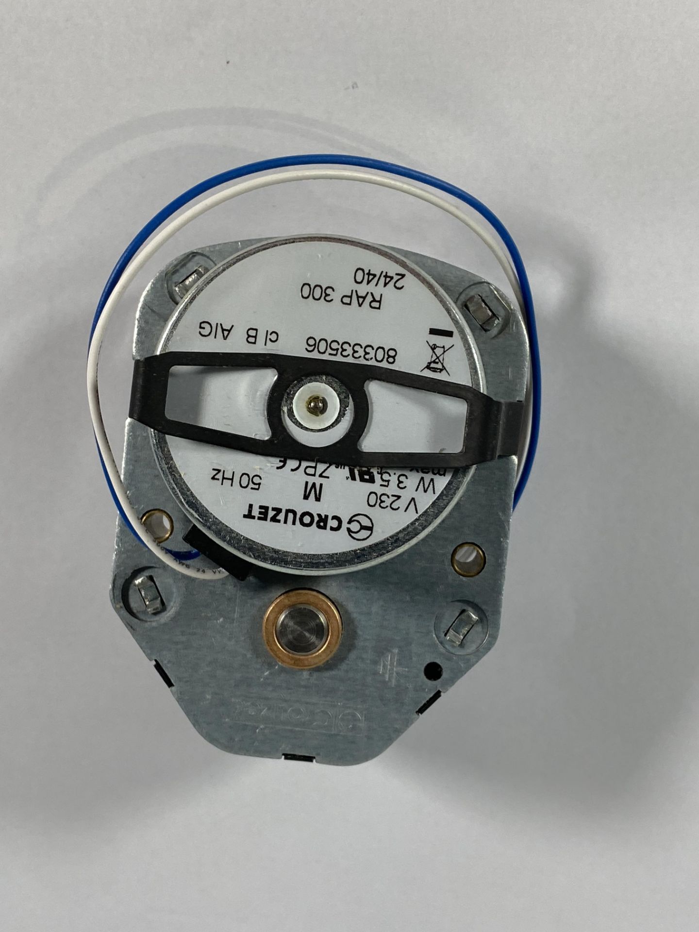 Thirty two Crouzet geared motors (80333506).