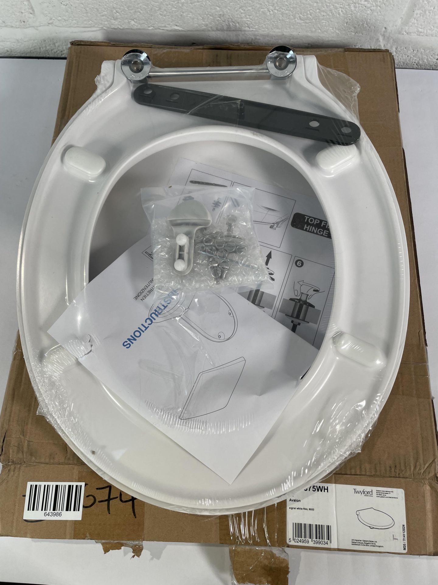 An as new Twyford Avalon/Sola toilet seat and cover, white AV7875WH. - Image 2 of 2