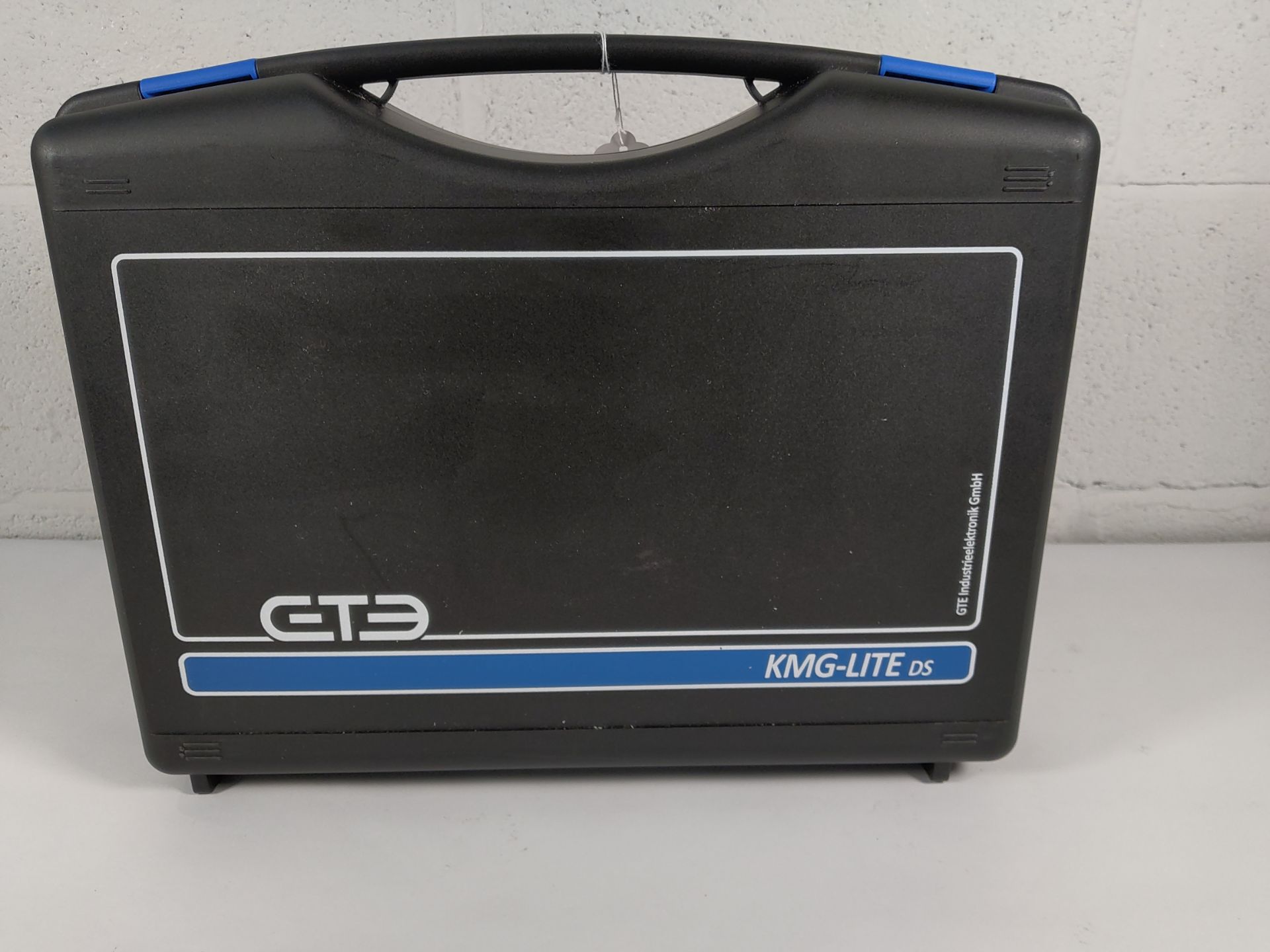 A GTE KMG-Lite Distance Set with carry case.