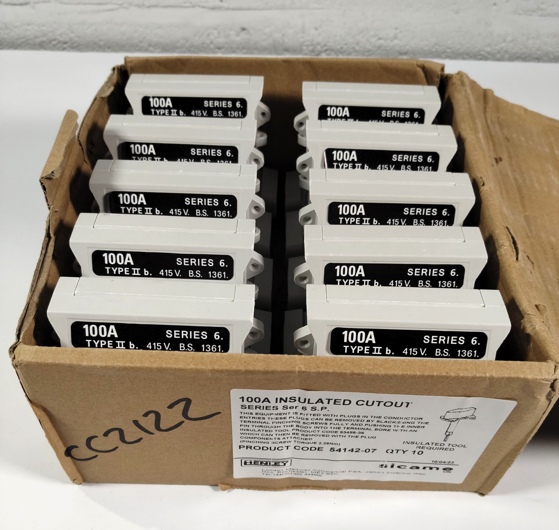 Ten Henley 100A insulated house service cut outs, series 6, single pole (54142-07).
