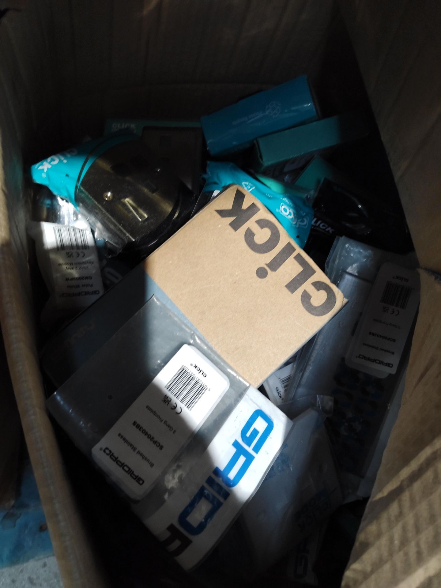 A large quantity of assorted mainly household related items. - Image 4 of 6