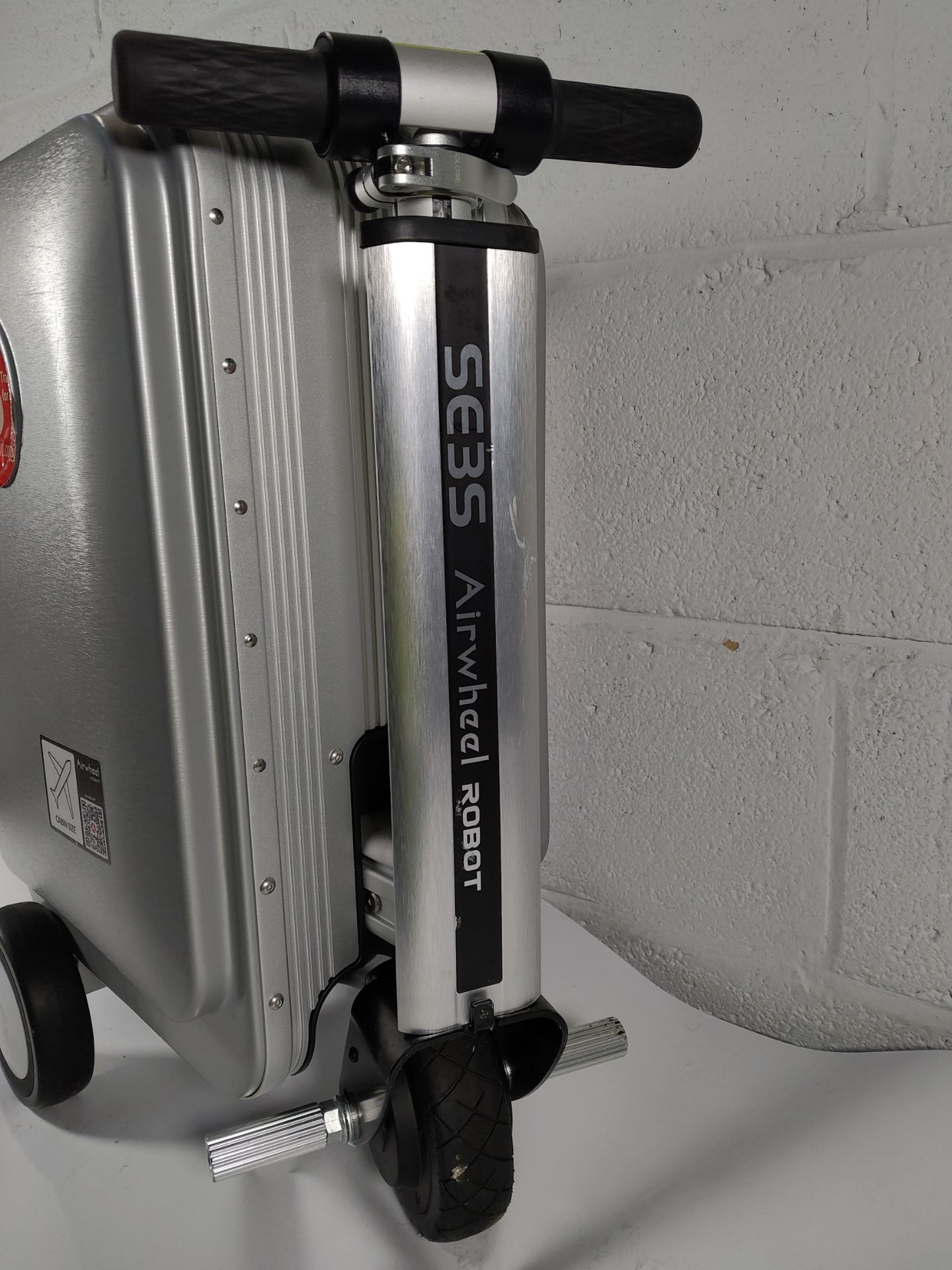 A pre-owned Airwheel SE35 ride on suitcase, no battery or charger. - Image 2 of 2