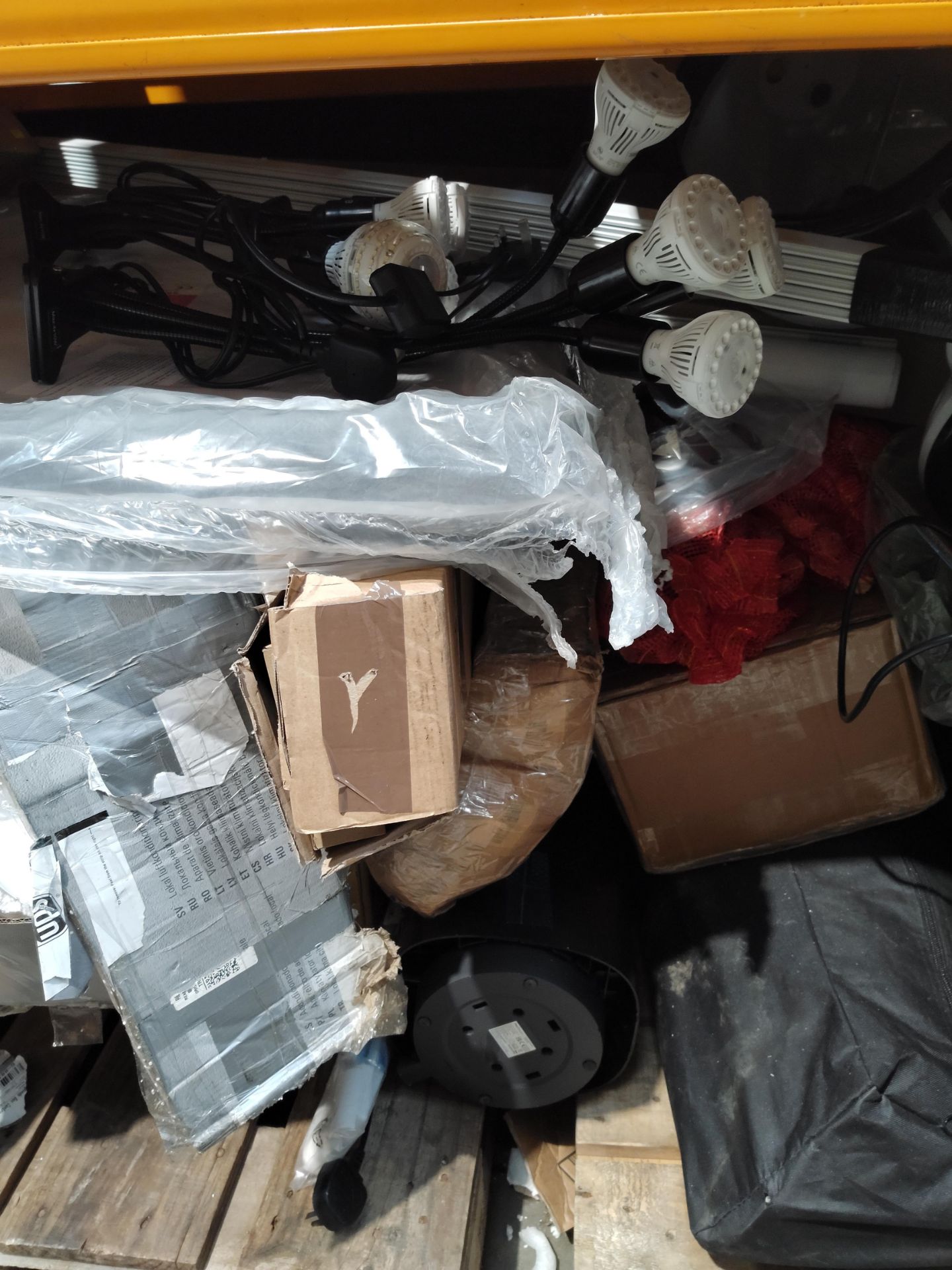 A large quantity of assorted mainly household related items. - Image 4 of 5