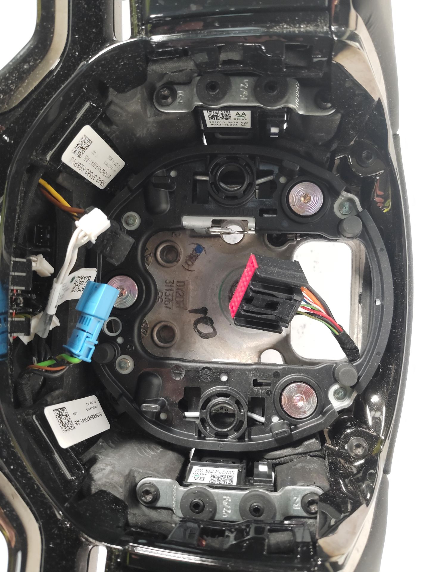 A pre-owned Land Rover/Jaguar branded steering wheel (PN R8A2-3F563-KB8PVJ). - Image 3 of 5