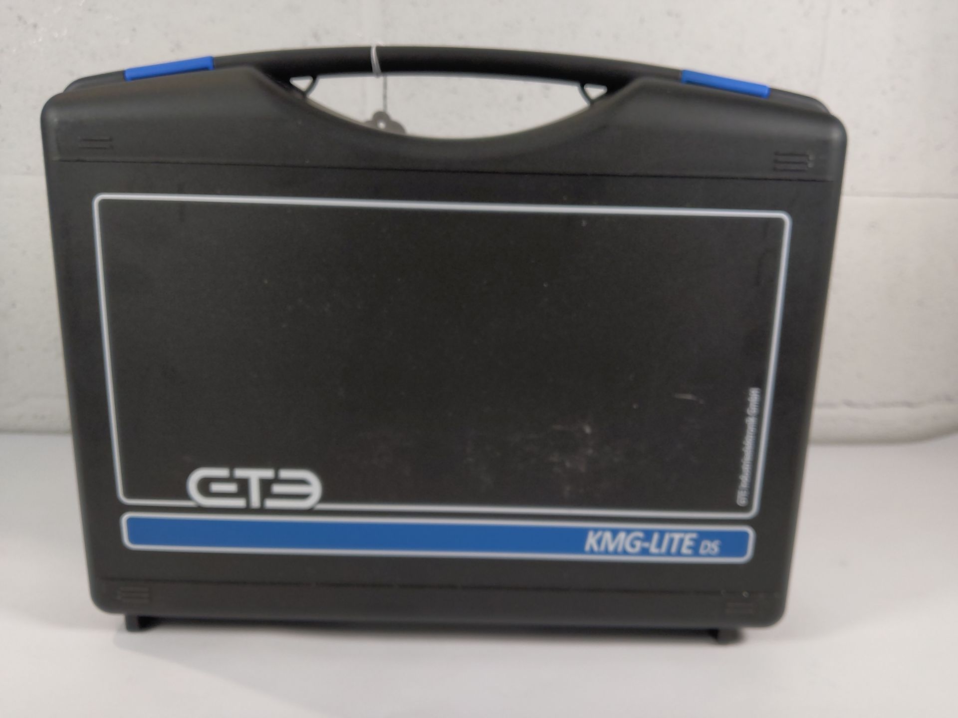 A GTE KMG-Lite Distance Set with carry case.