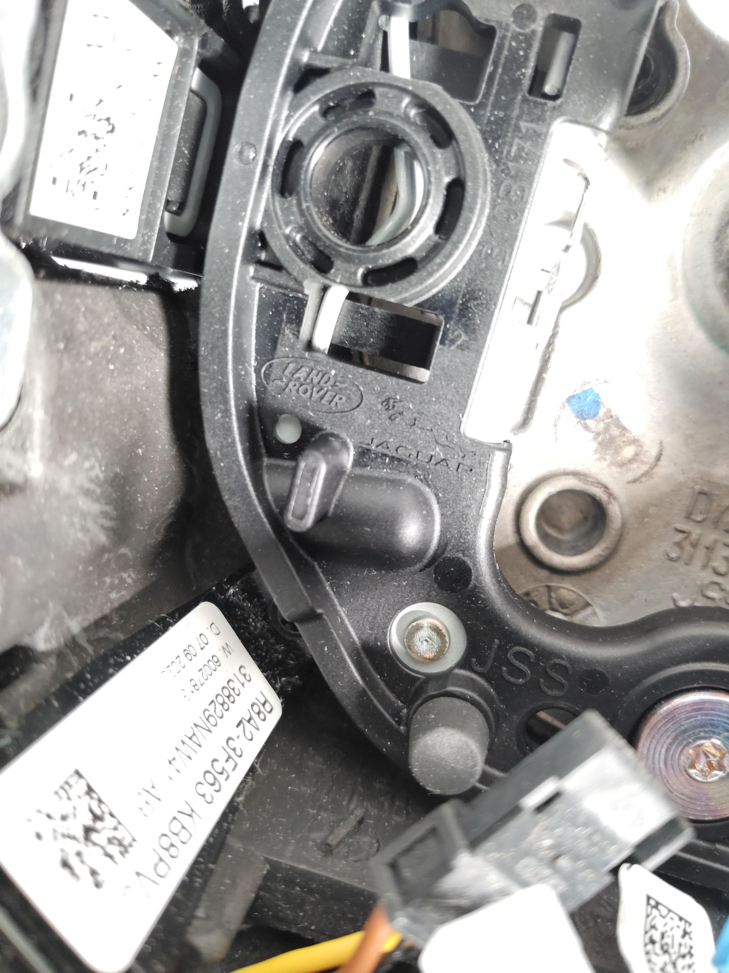 A pre-owned Land Rover/Jaguar branded steering wheel (PN R8A2-3F563-KB8PVJ). - Image 2 of 5