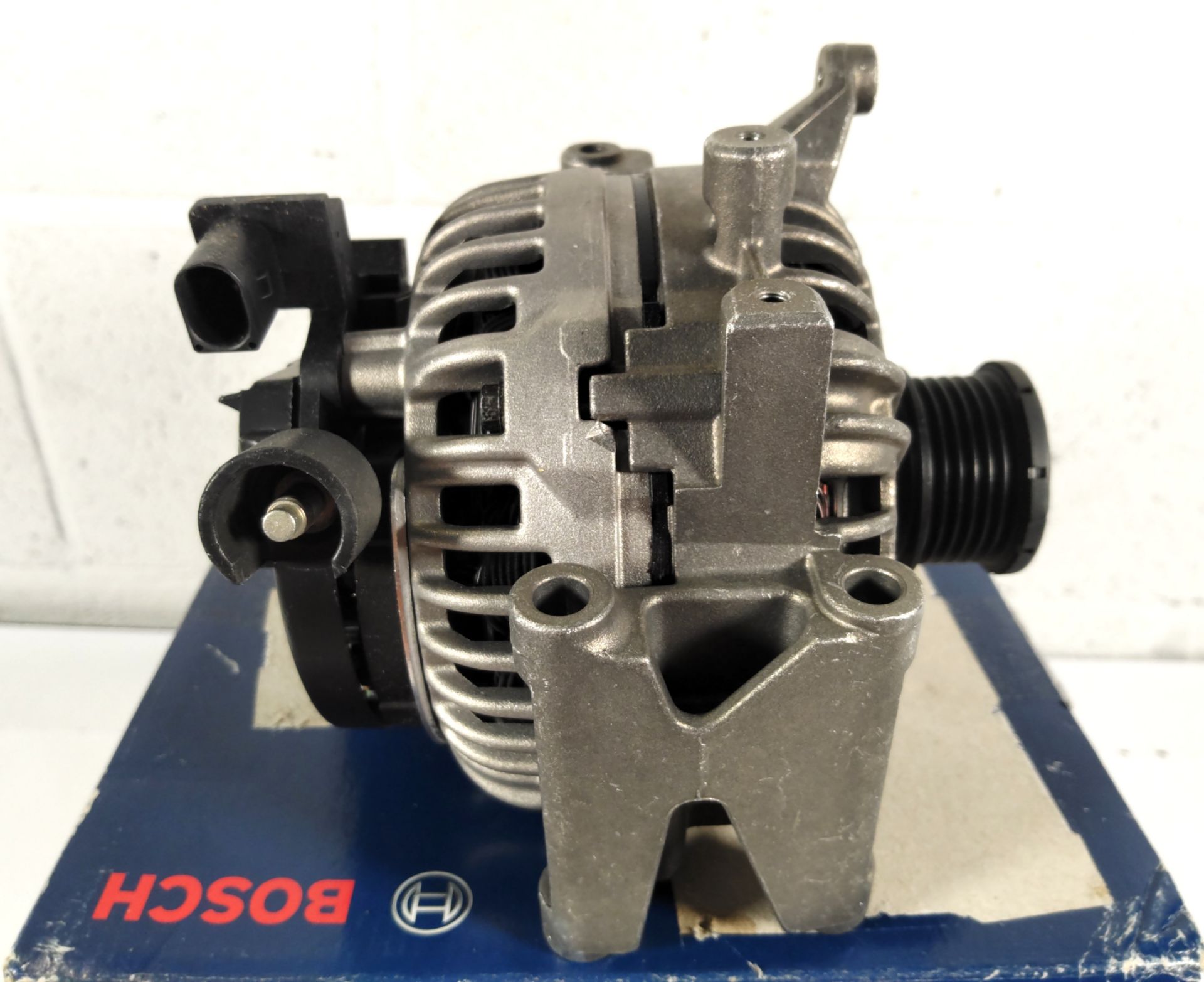 A remanufactured Bosch 4855 alternator, boxed (0986048550). - Image 4 of 6