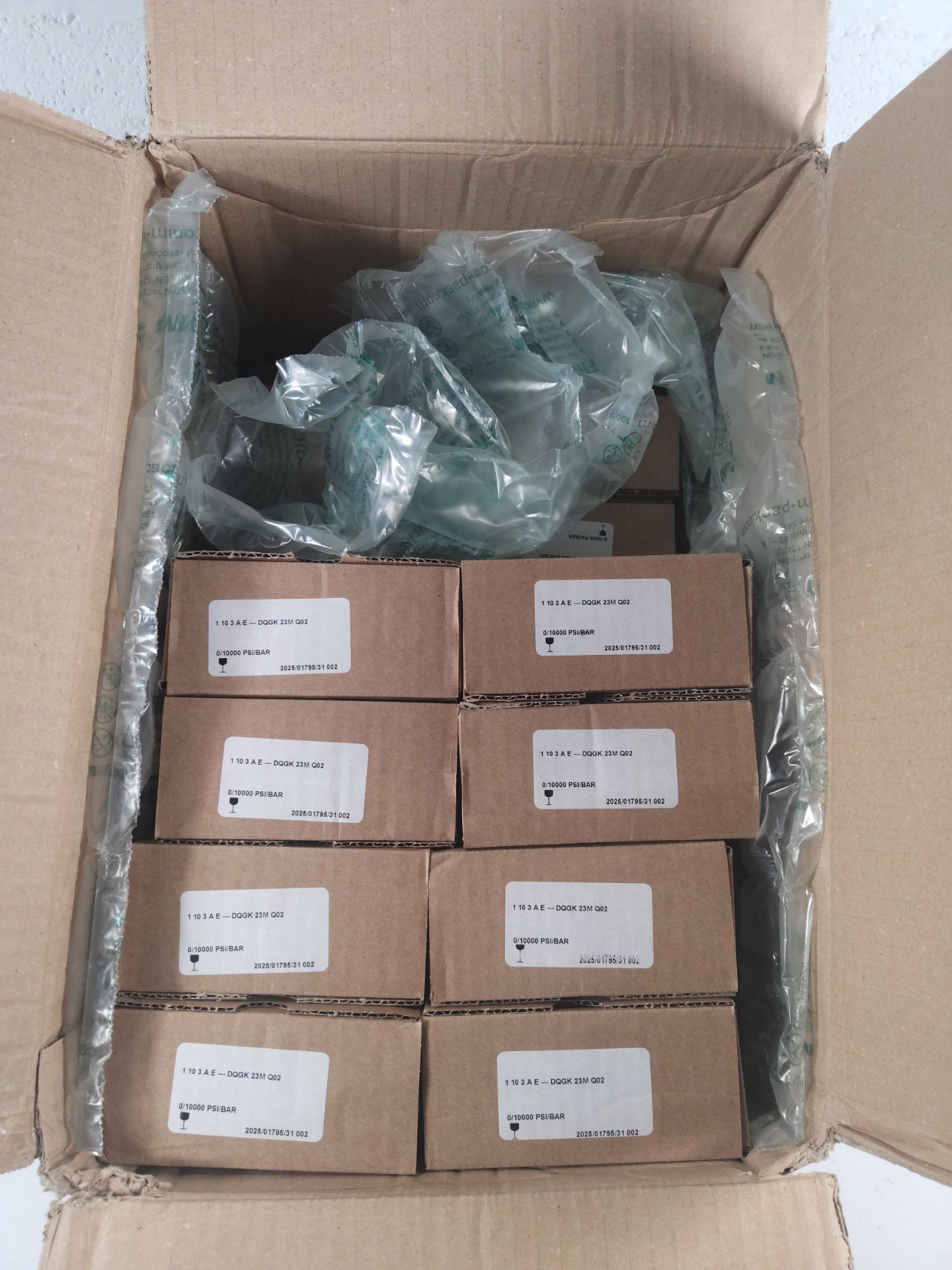 Twenty as new unbranded glycerin filled industrial gauges, 0-10000 psi / 0-600 bar. - Image 2 of 2