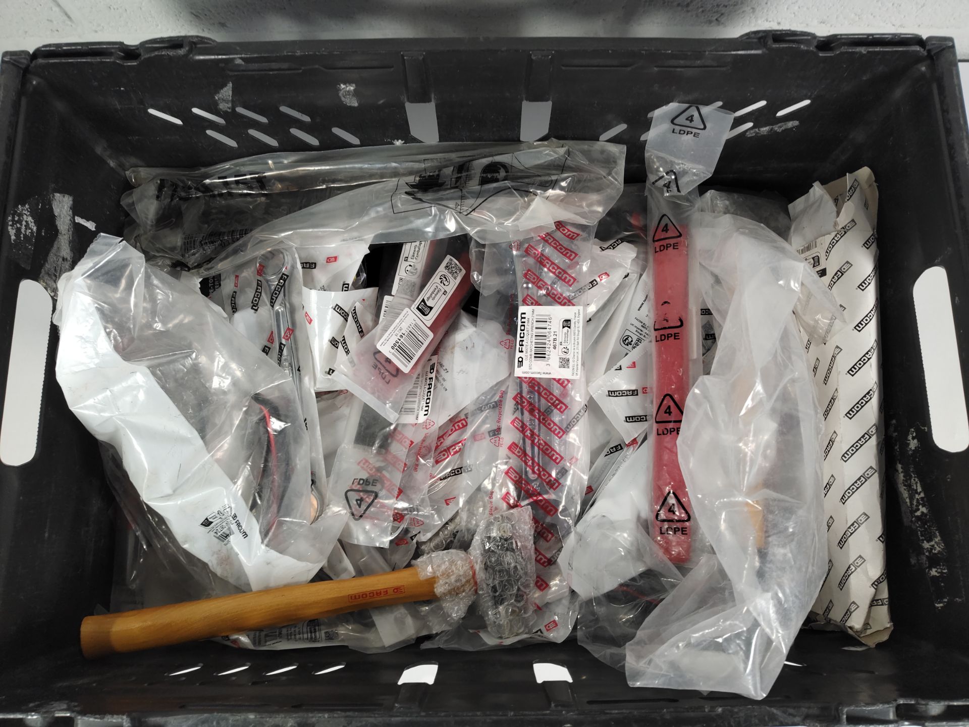 A mixed lot of as new Facom products including Ratcheting Wrench 21mm, Combination Pilers 160mm and